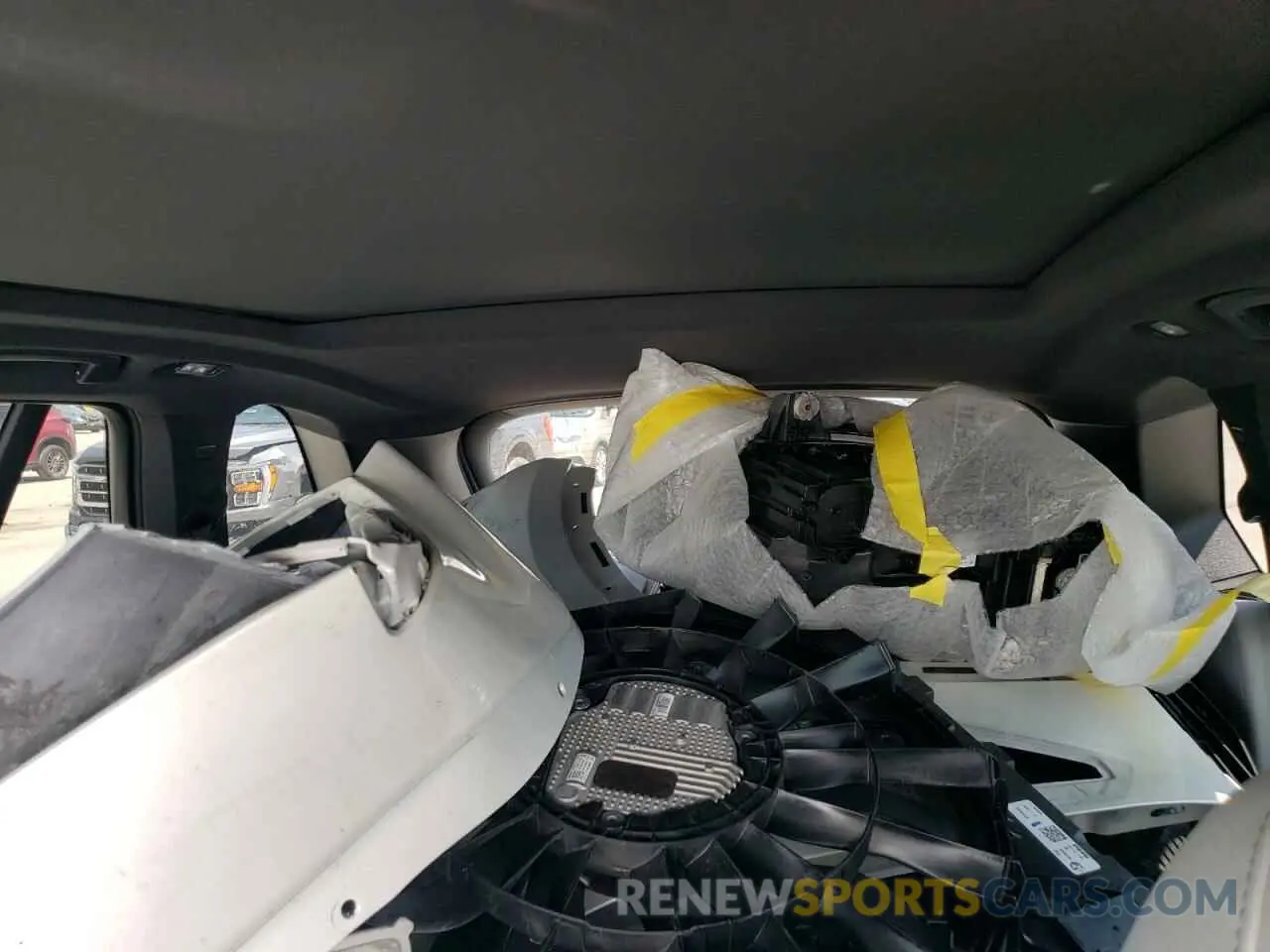 10 Photograph of a damaged car 5UX23EU03R9U83823 BMW X5 2024