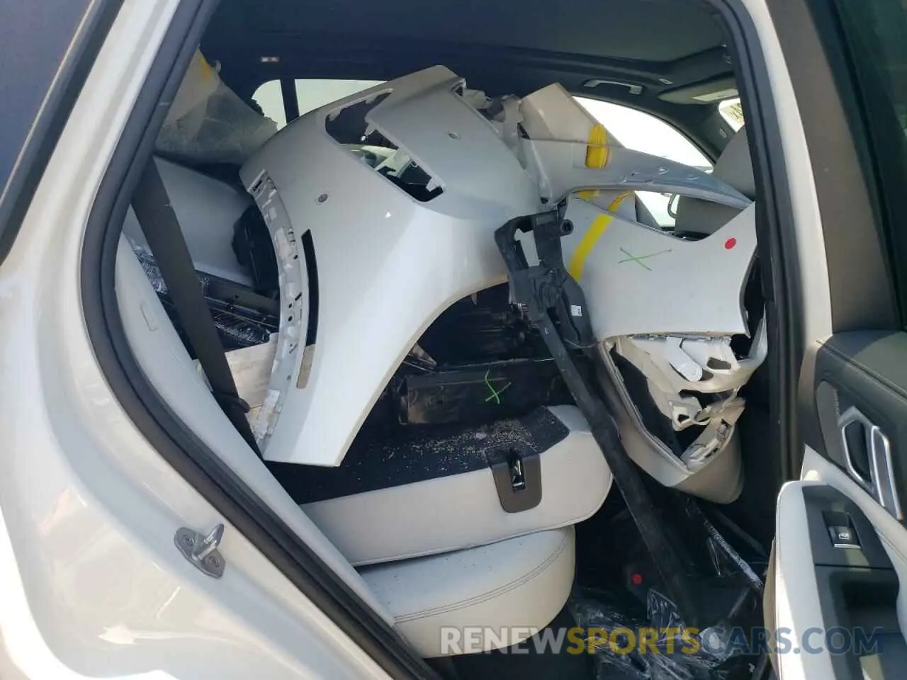 11 Photograph of a damaged car 5UX23EU03R9U83823 BMW X5 2024