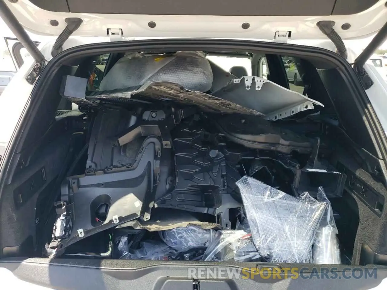 13 Photograph of a damaged car 5UX23EU03R9U83823 BMW X5 2024