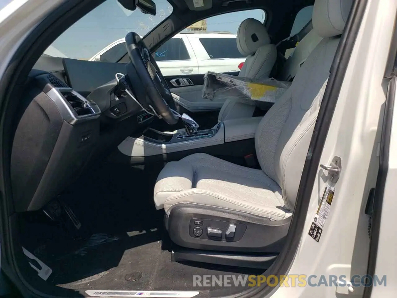 7 Photograph of a damaged car 5UX23EU03R9U83823 BMW X5 2024