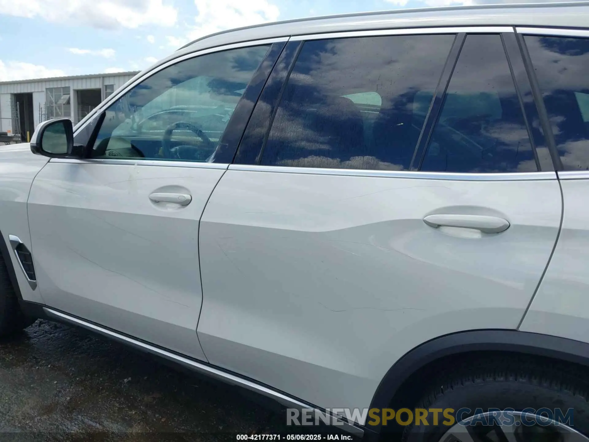 14 Photograph of a damaged car 5UX23EU05R9S29952 BMW X5 2024