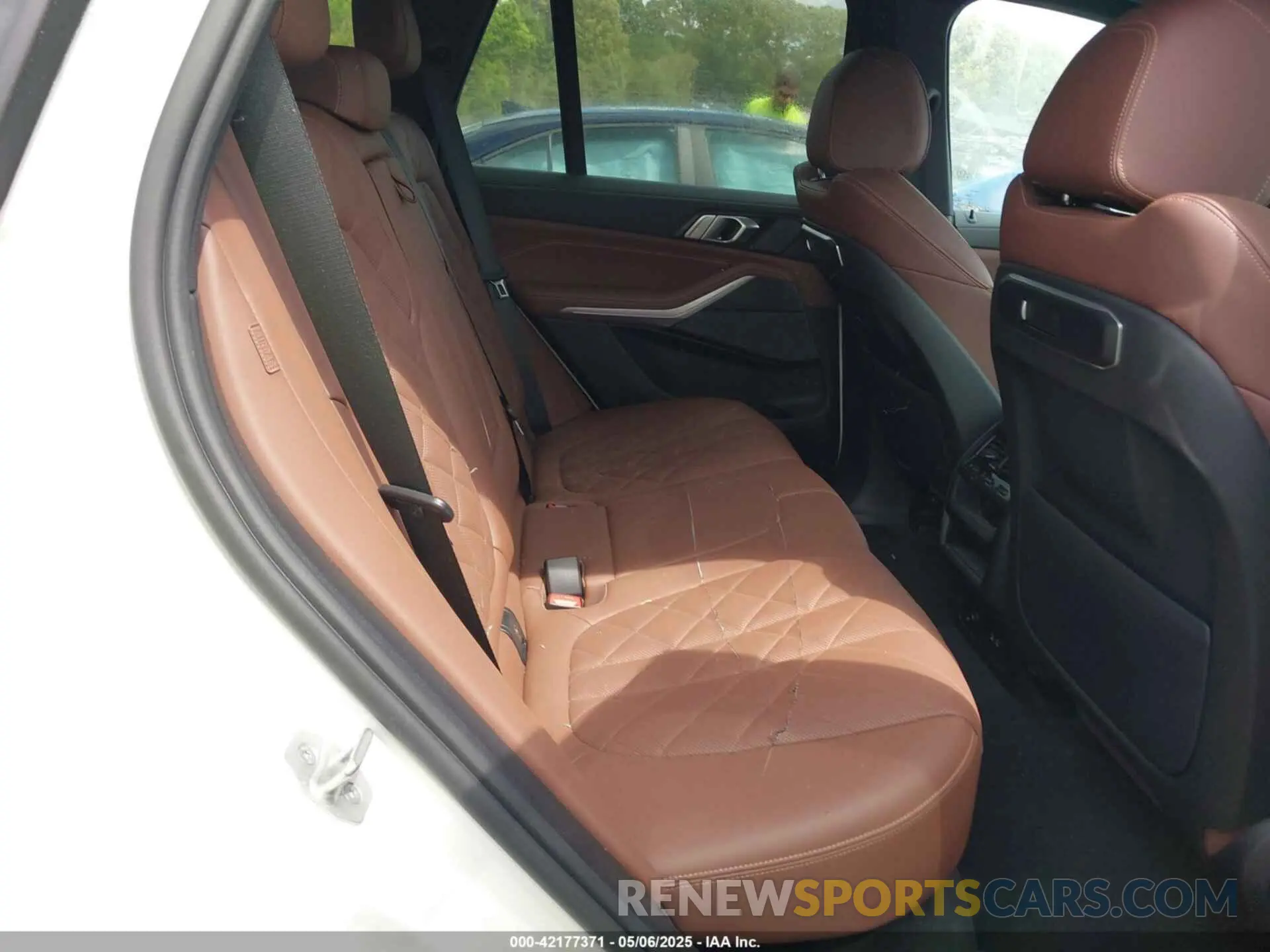 8 Photograph of a damaged car 5UX23EU05R9S29952 BMW X5 2024