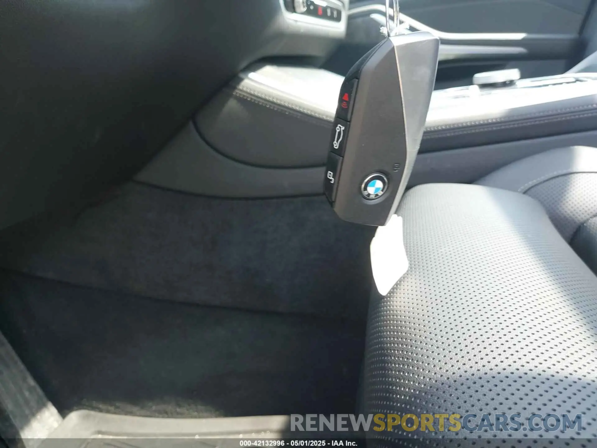 11 Photograph of a damaged car 5UX23EU06R9V50592 BMW X5 2024