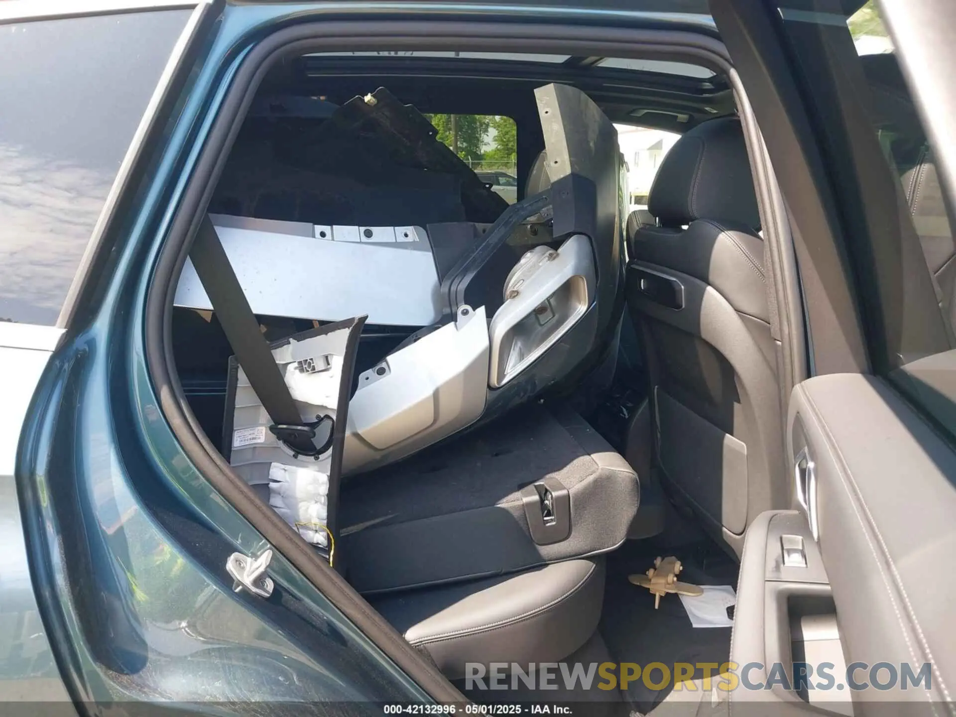 8 Photograph of a damaged car 5UX23EU06R9V50592 BMW X5 2024