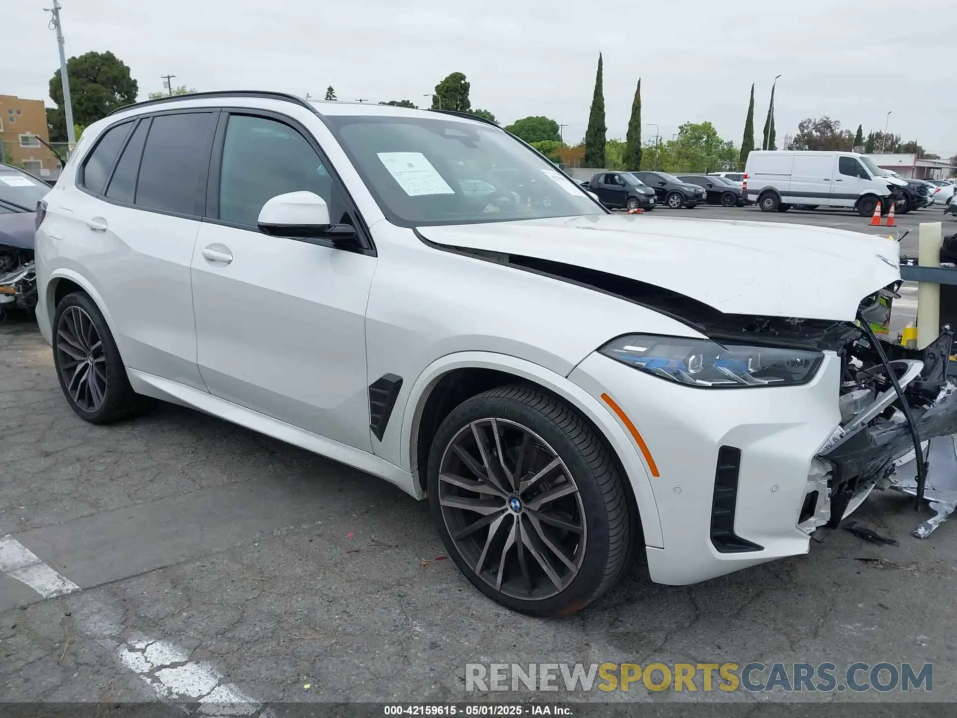1 Photograph of a damaged car 5UX23EU08R9V75722 BMW X5 2024