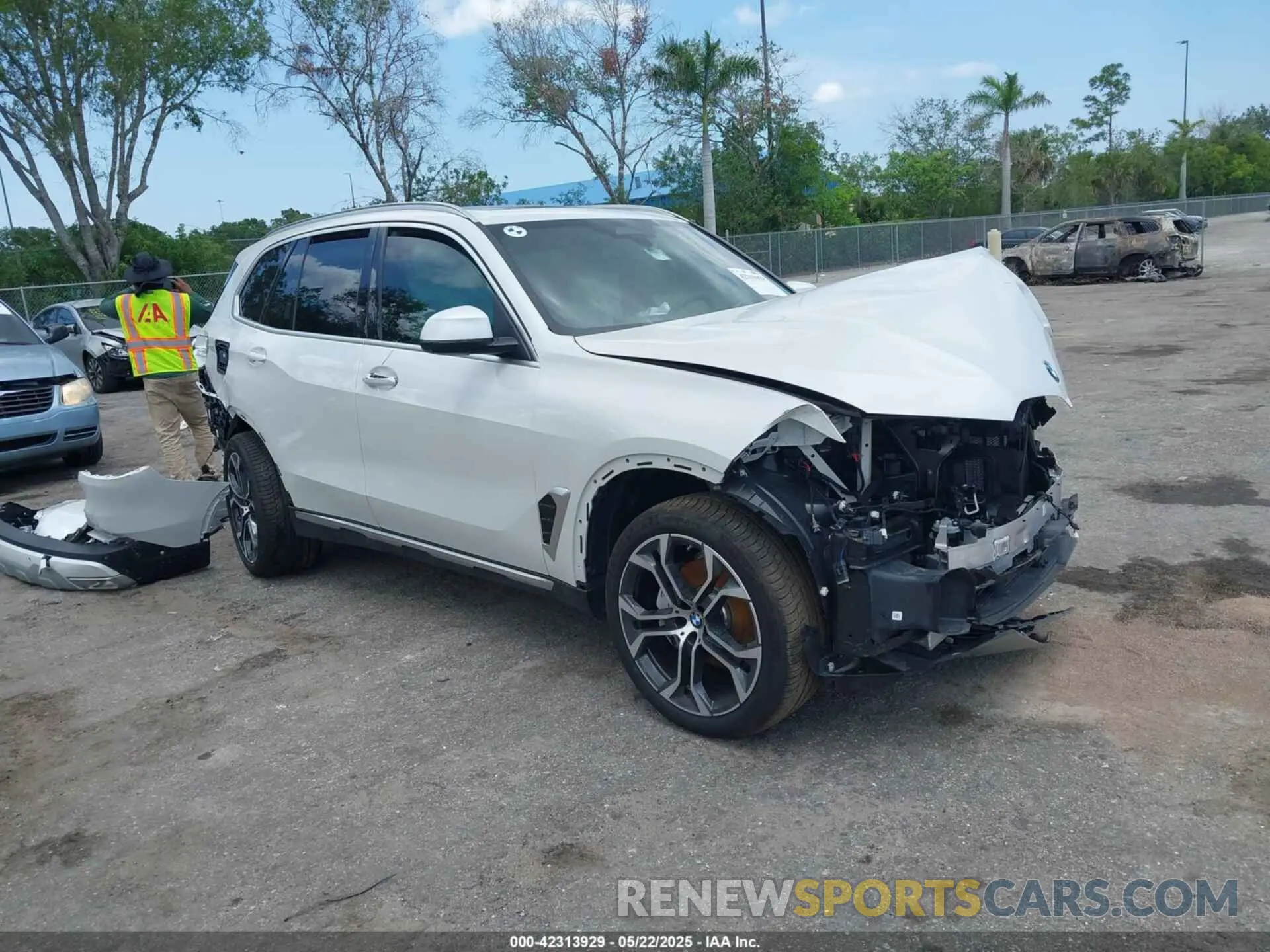 1 Photograph of a damaged car 5UX13EU07S9X97721 BMW X5 2025