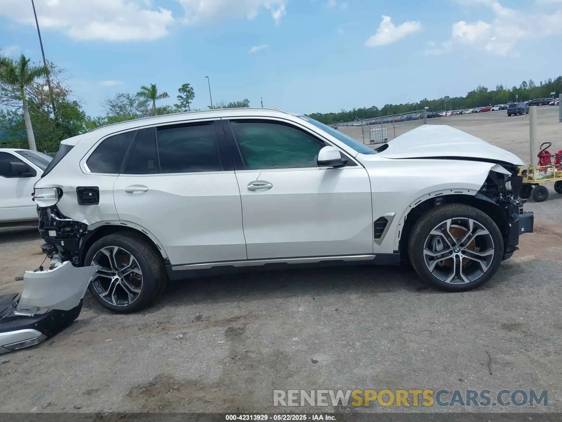 14 Photograph of a damaged car 5UX13EU07S9X97721 BMW X5 2025