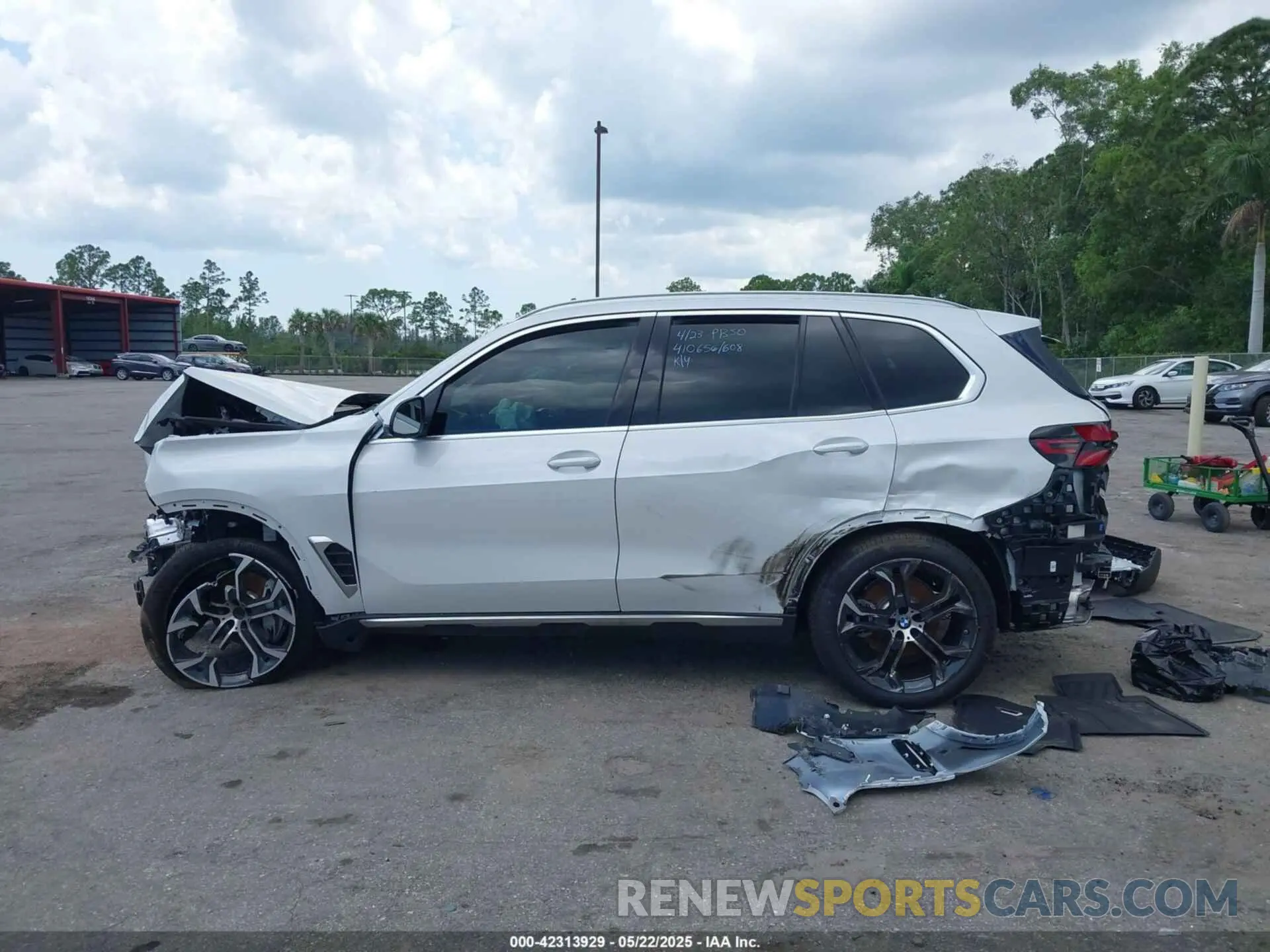15 Photograph of a damaged car 5UX13EU07S9X97721 BMW X5 2025