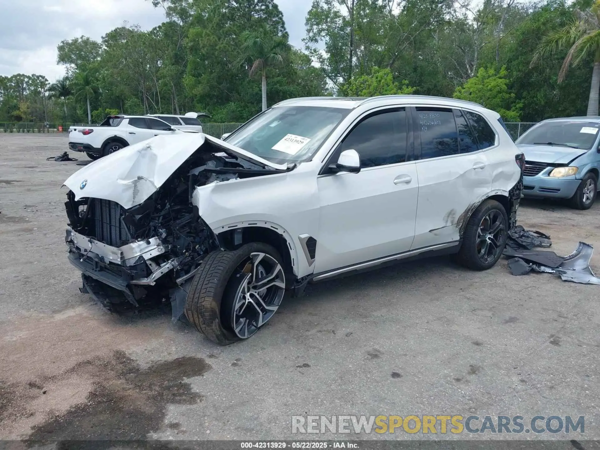 2 Photograph of a damaged car 5UX13EU07S9X97721 BMW X5 2025