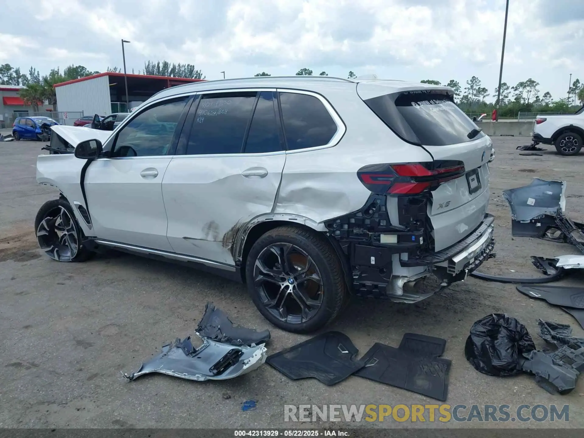 3 Photograph of a damaged car 5UX13EU07S9X97721 BMW X5 2025