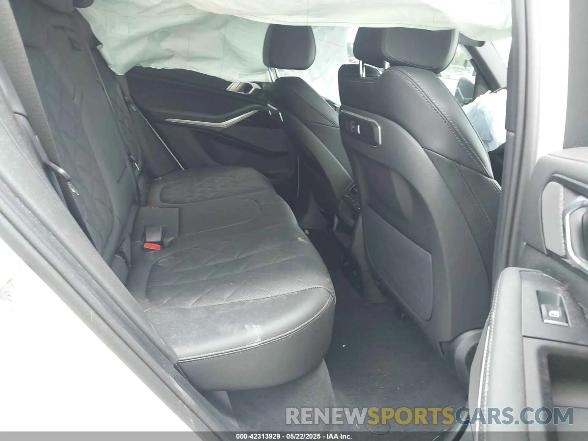 8 Photograph of a damaged car 5UX13EU07S9X97721 BMW X5 2025