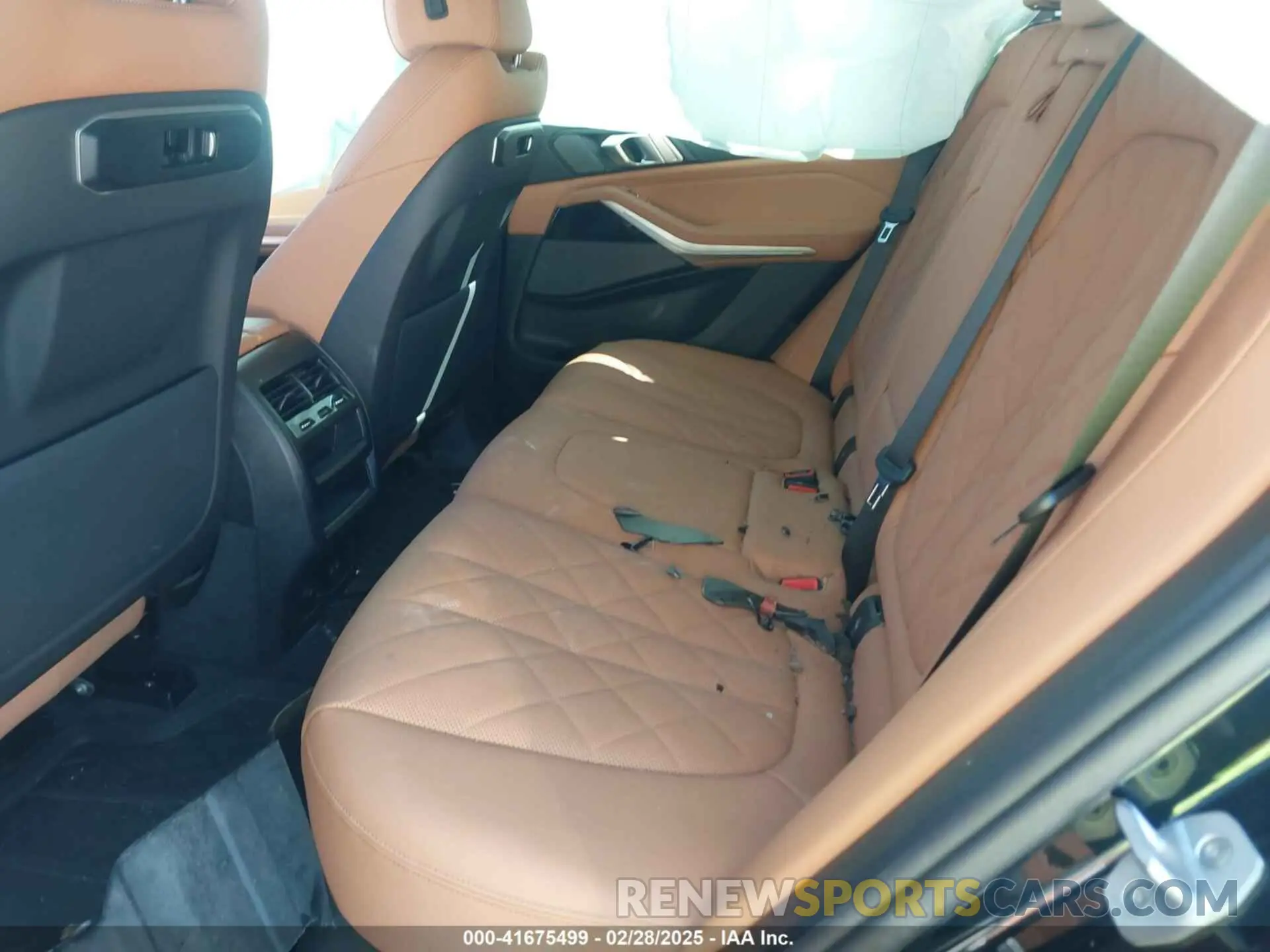 8 Photograph of a damaged car 5UX23EU01S9Y28983 BMW X5 2025