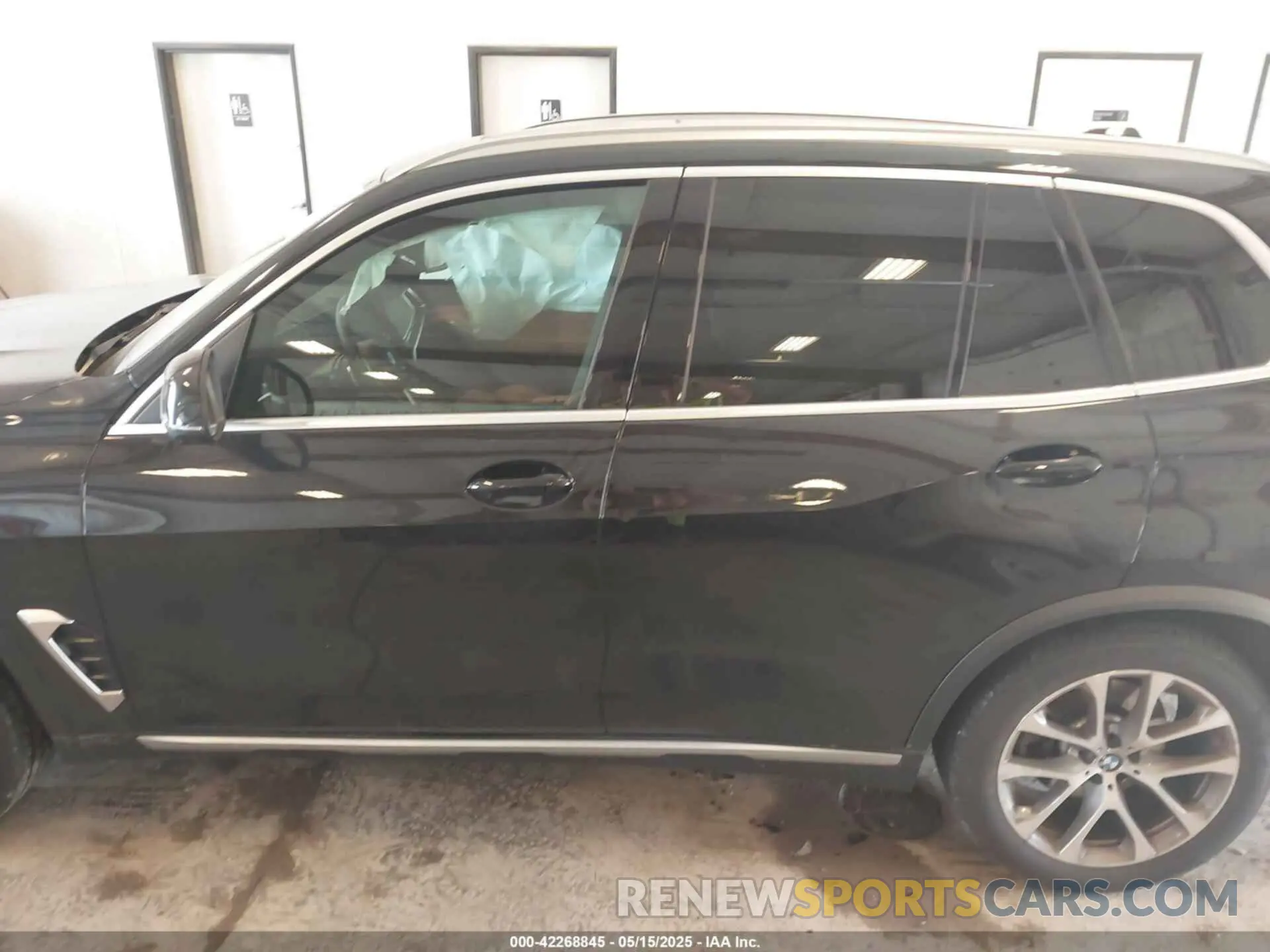 14 Photograph of a damaged car 5UX23EU07S9W36113 BMW X5 2025