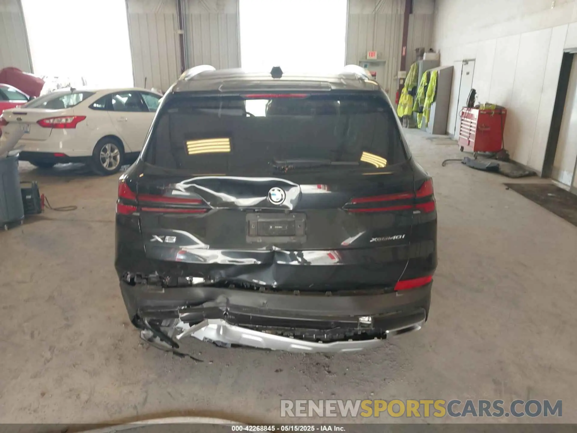 16 Photograph of a damaged car 5UX23EU07S9W36113 BMW X5 2025