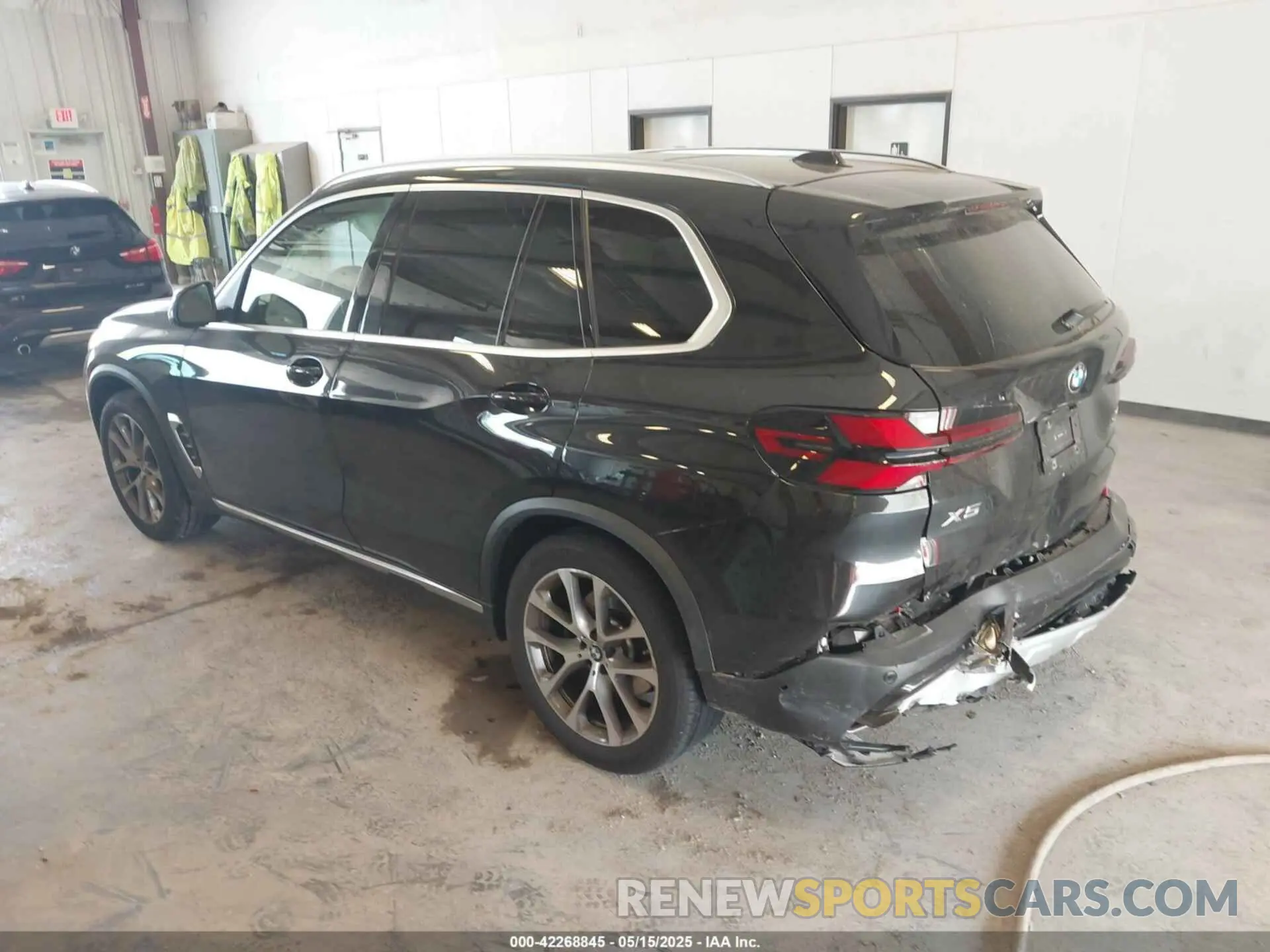 3 Photograph of a damaged car 5UX23EU07S9W36113 BMW X5 2025