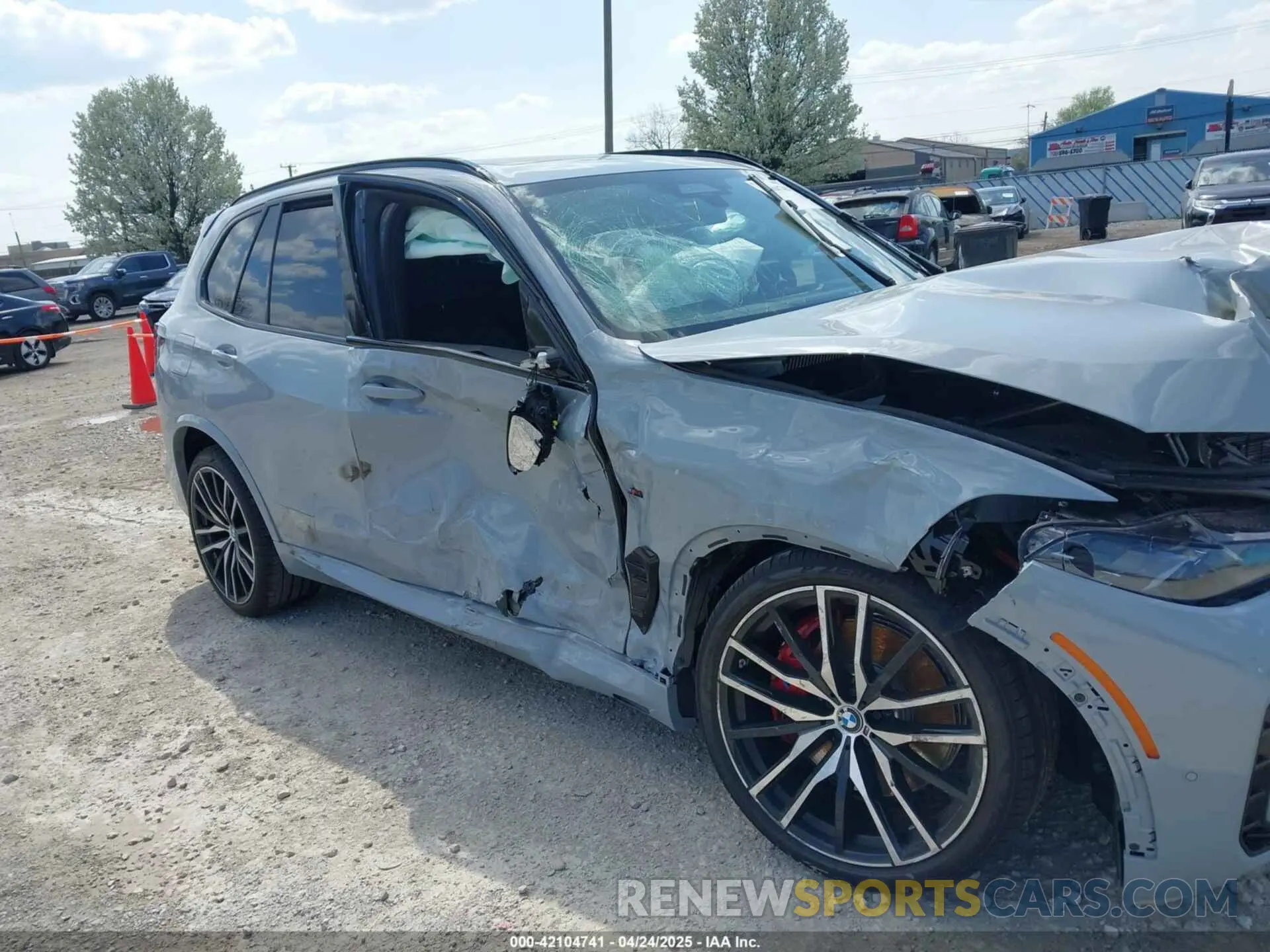 17 Photograph of a damaged car 5UX33EU01S9Z77785 BMW X5 2025