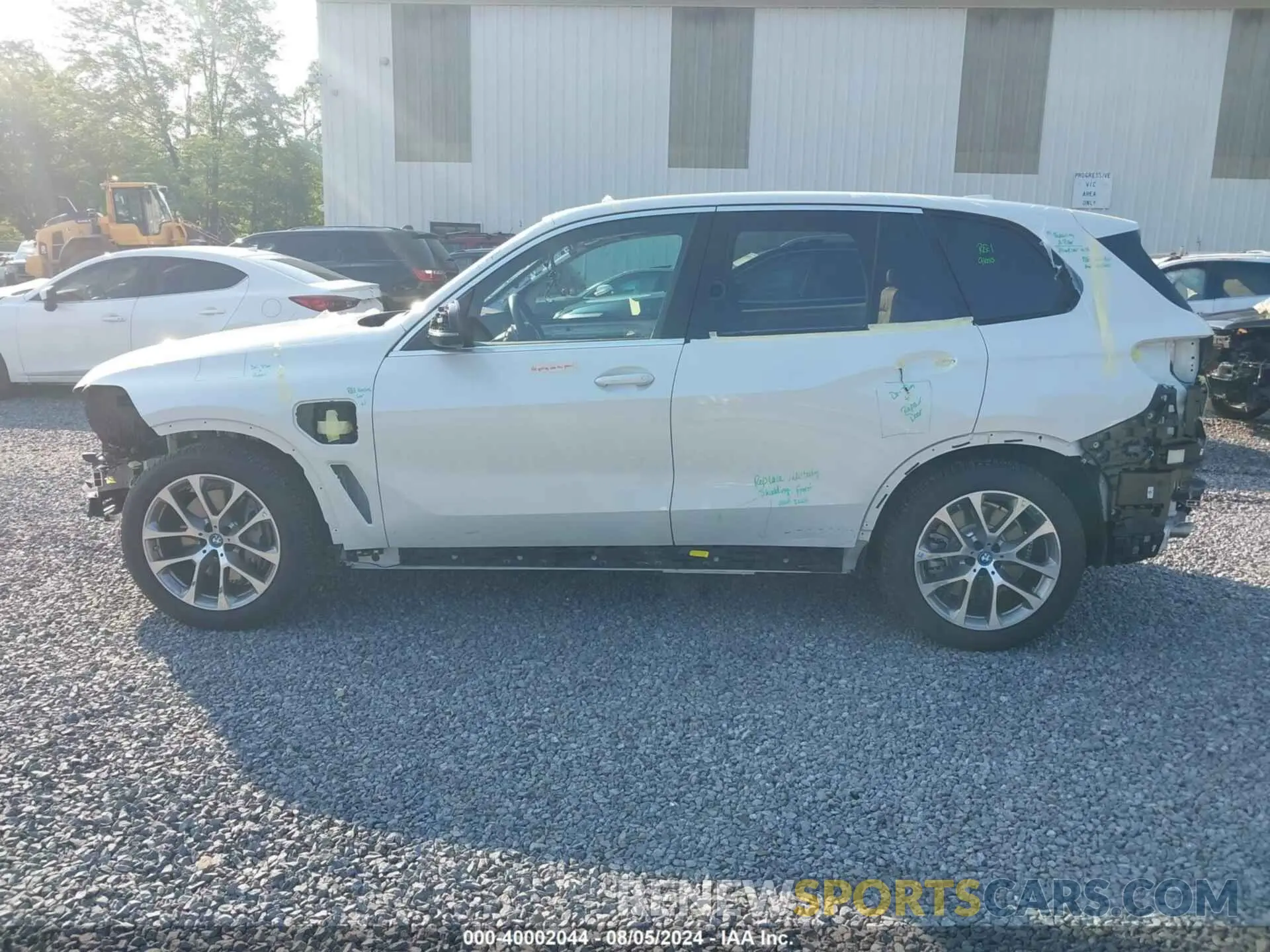 15 Photograph of a damaged car 5UX43EU02S9W51207 BMW X5 2025