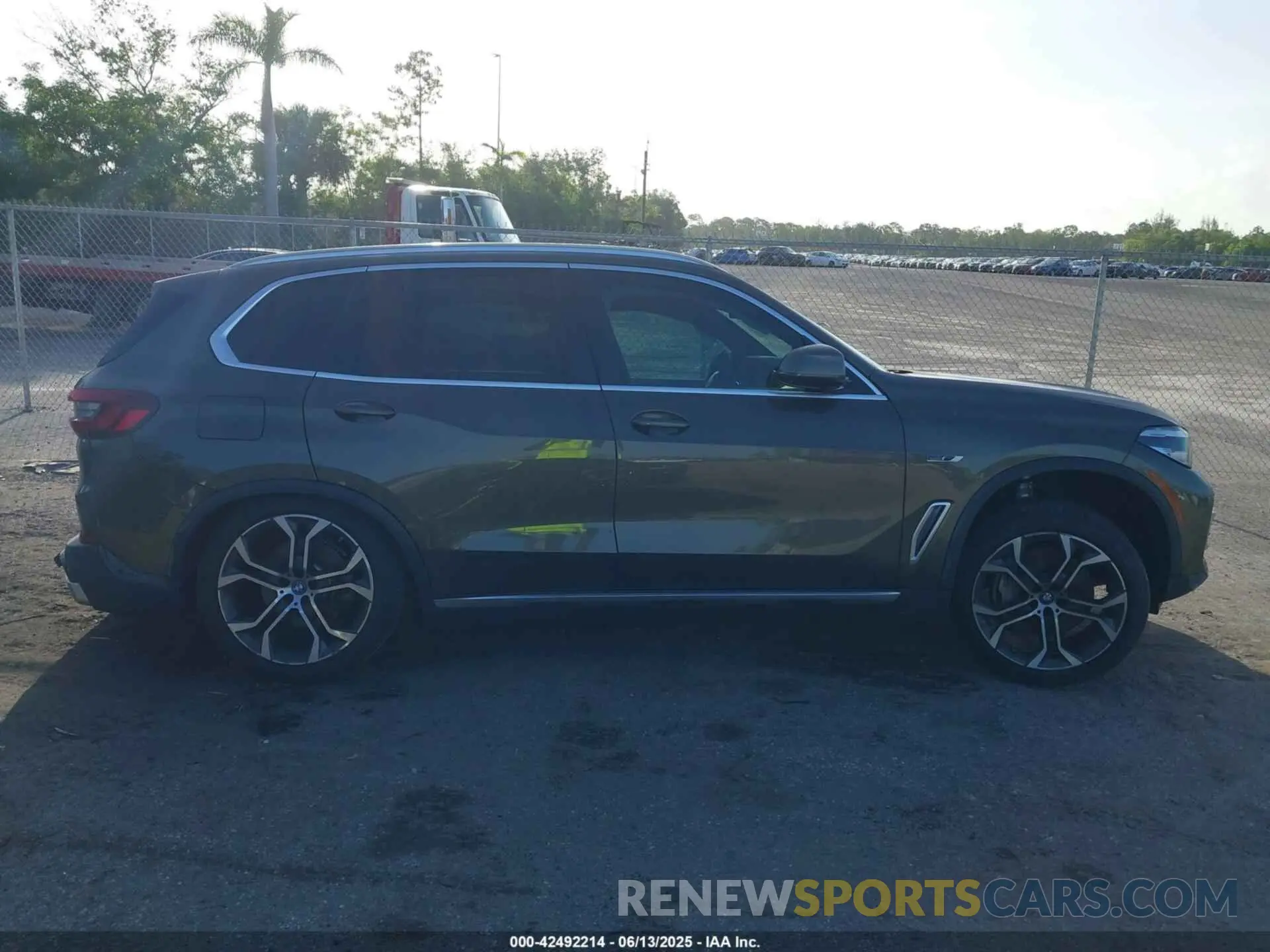 13 Фотография поврежденного автомобиля 5UXTA6C01N9M51979 BMW X5 PHEV 2022