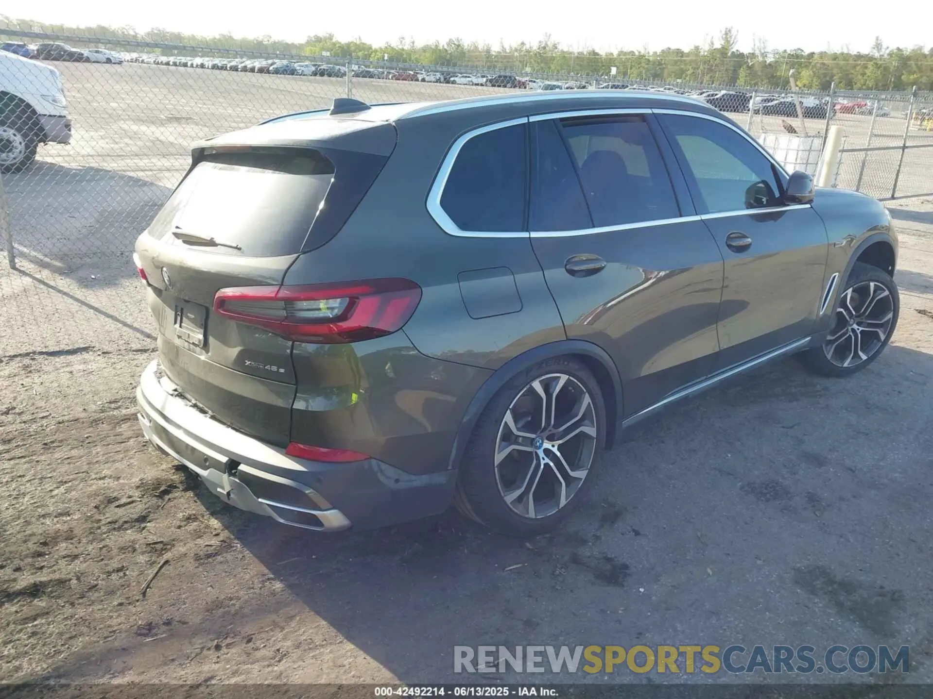 4 Фотография поврежденного автомобиля 5UXTA6C01N9M51979 BMW X5 PHEV 2022