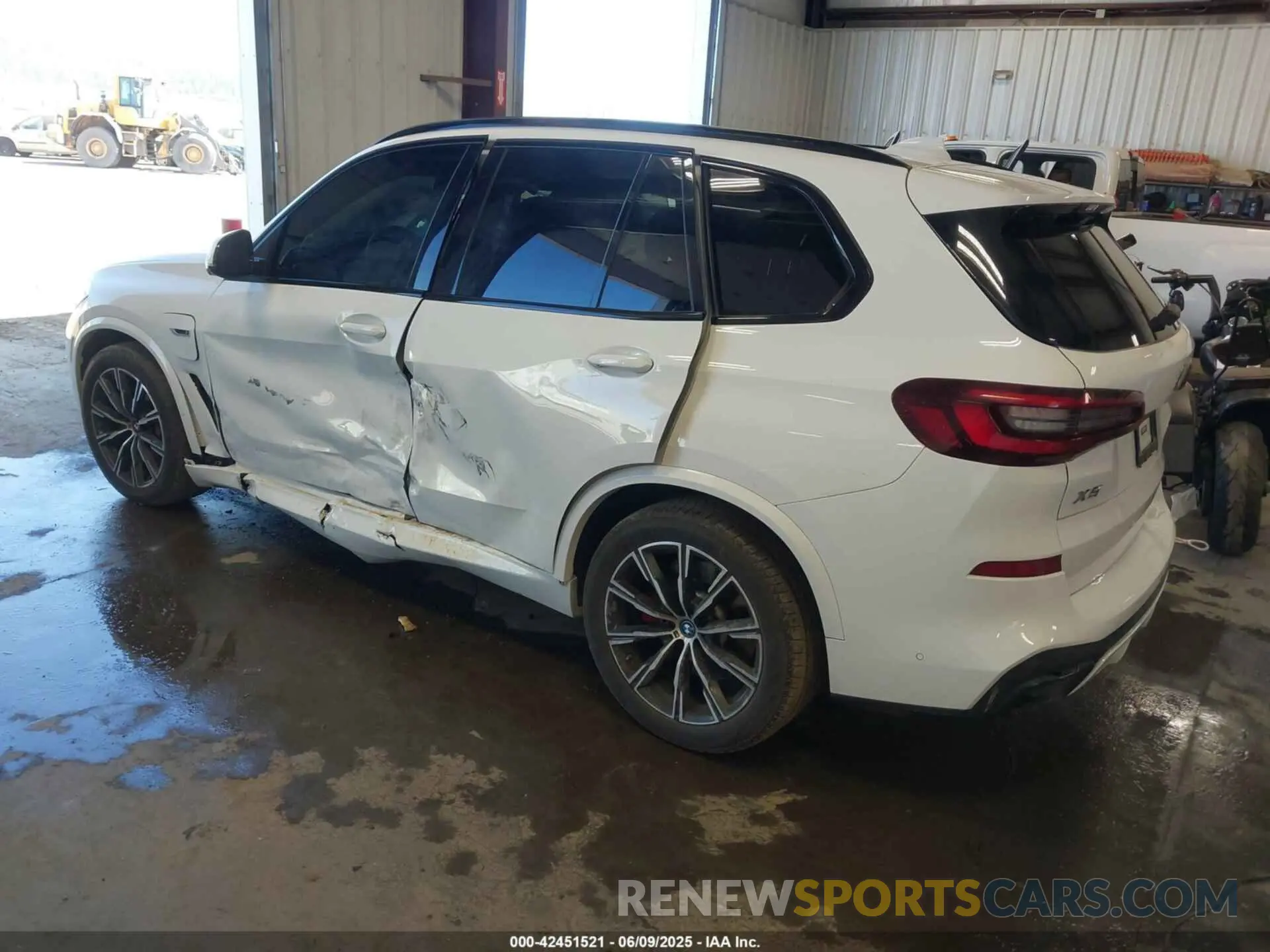 3 Photograph of a damaged car 5UXTA6C06N9M87571 BMW X5 PHEV 2022