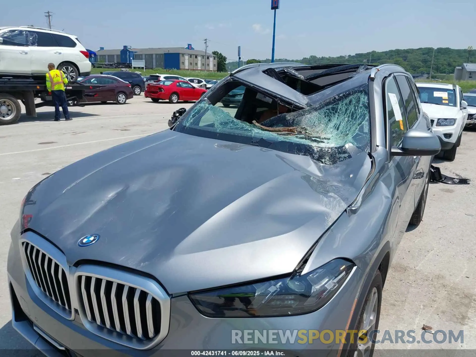 6 Photograph of a damaged car 5UX43EU05R9T43913 BMW X5 PHEV 2024