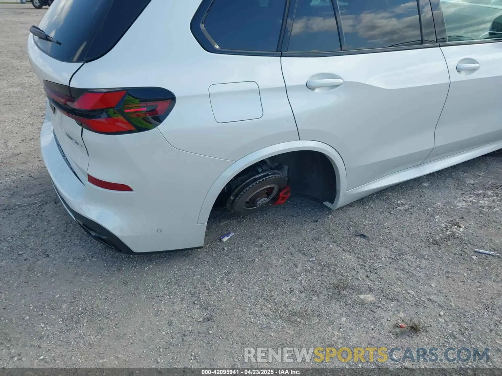 19 Photograph of a damaged car 5UX43EU05S9W99591 BMW X5 PHEV 2025