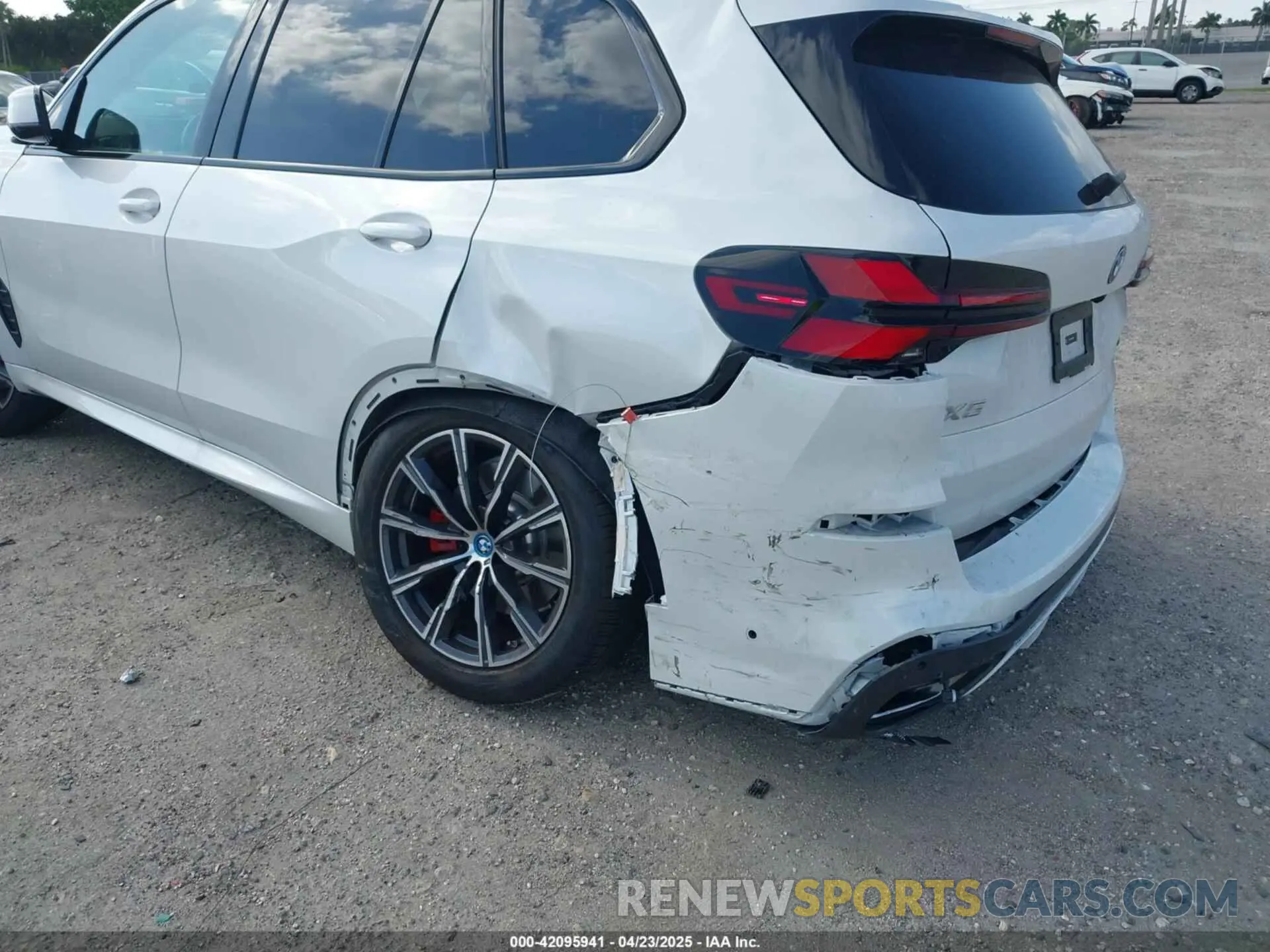 6 Photograph of a damaged car 5UX43EU05S9W99591 BMW X5 PHEV 2025
