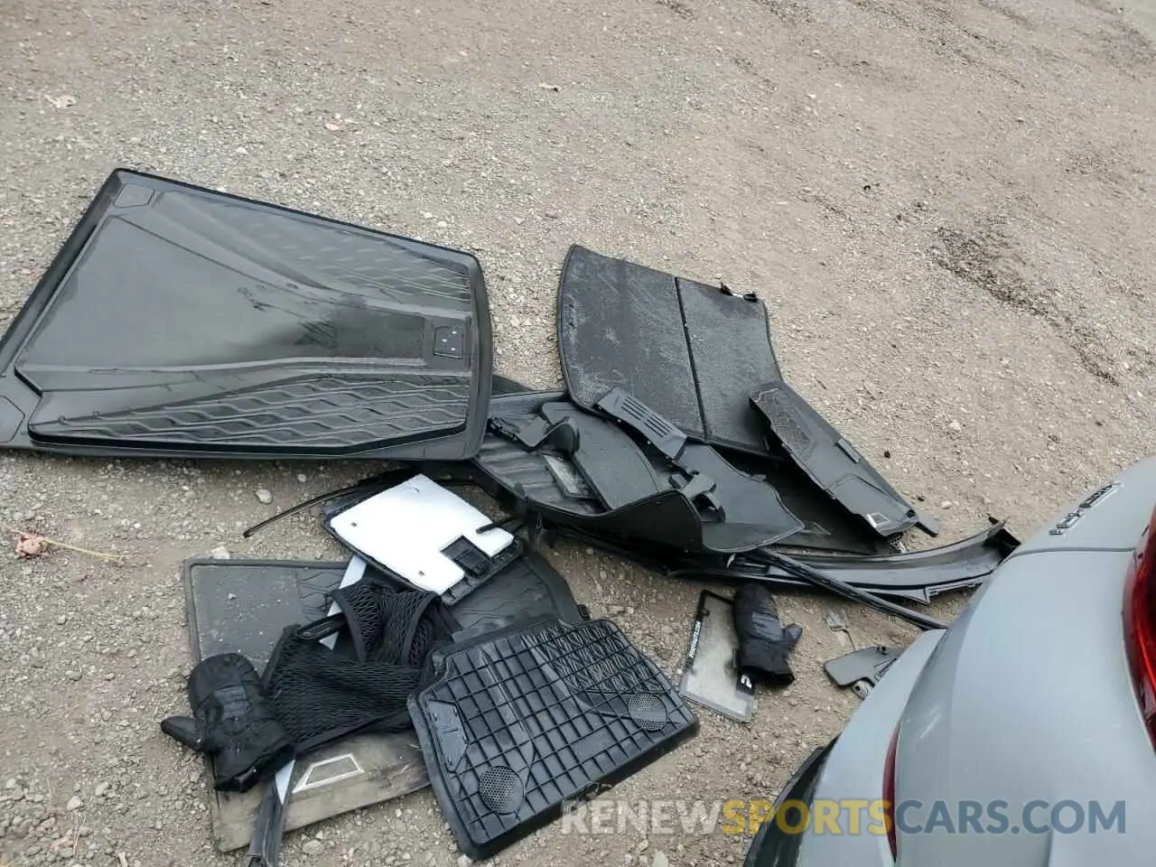 13 Photograph of a damaged car 5UX33EX03R9U39207 BMW X6 2024