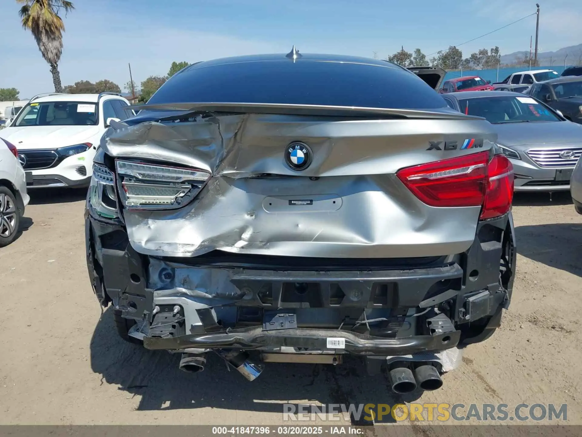 17 Photograph of a damaged car 5YMKW8C5XK0Y74895 BMW X6 M 2019