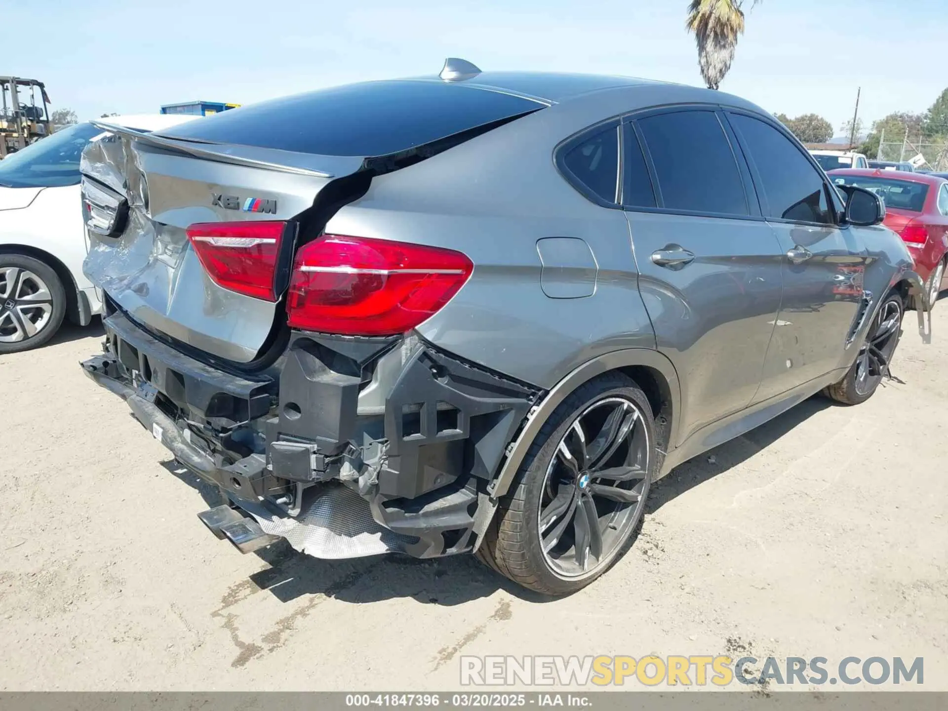 4 Photograph of a damaged car 5YMKW8C5XK0Y74895 BMW X6 M 2019