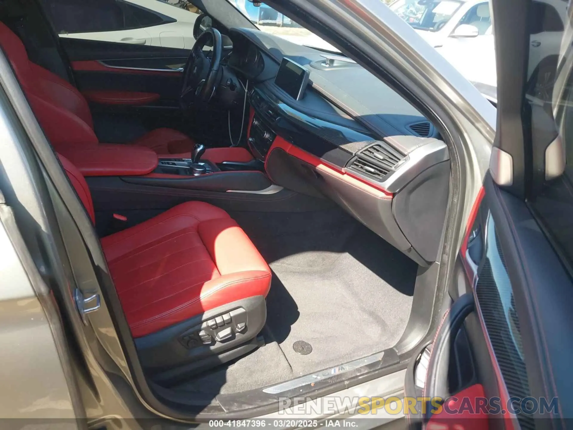 5 Photograph of a damaged car 5YMKW8C5XK0Y74895 BMW X6 M 2019