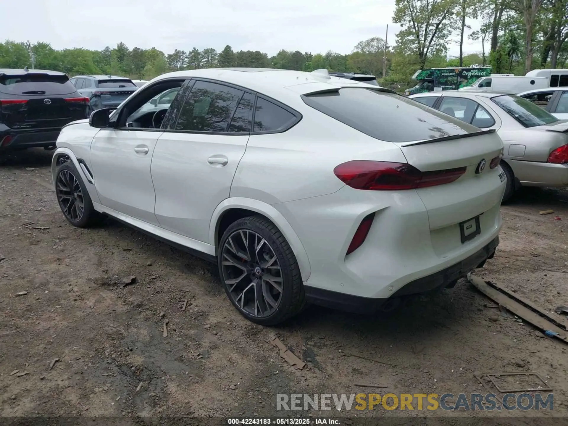 3 Photograph of a damaged car 5YMCY0C01P9R18239 BMW X6 M 2023
