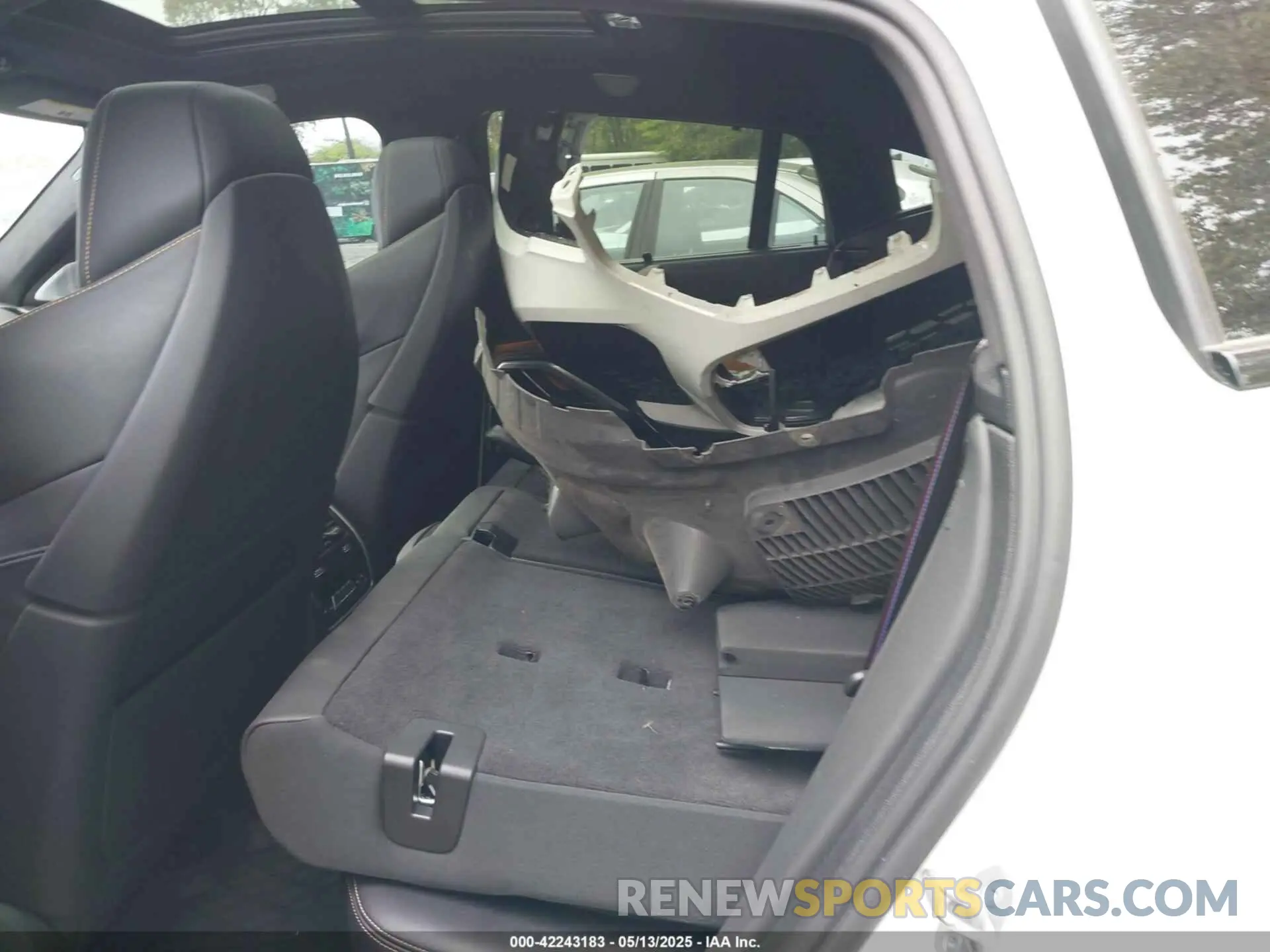 8 Photograph of a damaged car 5YMCY0C01P9R18239 BMW X6 M 2023