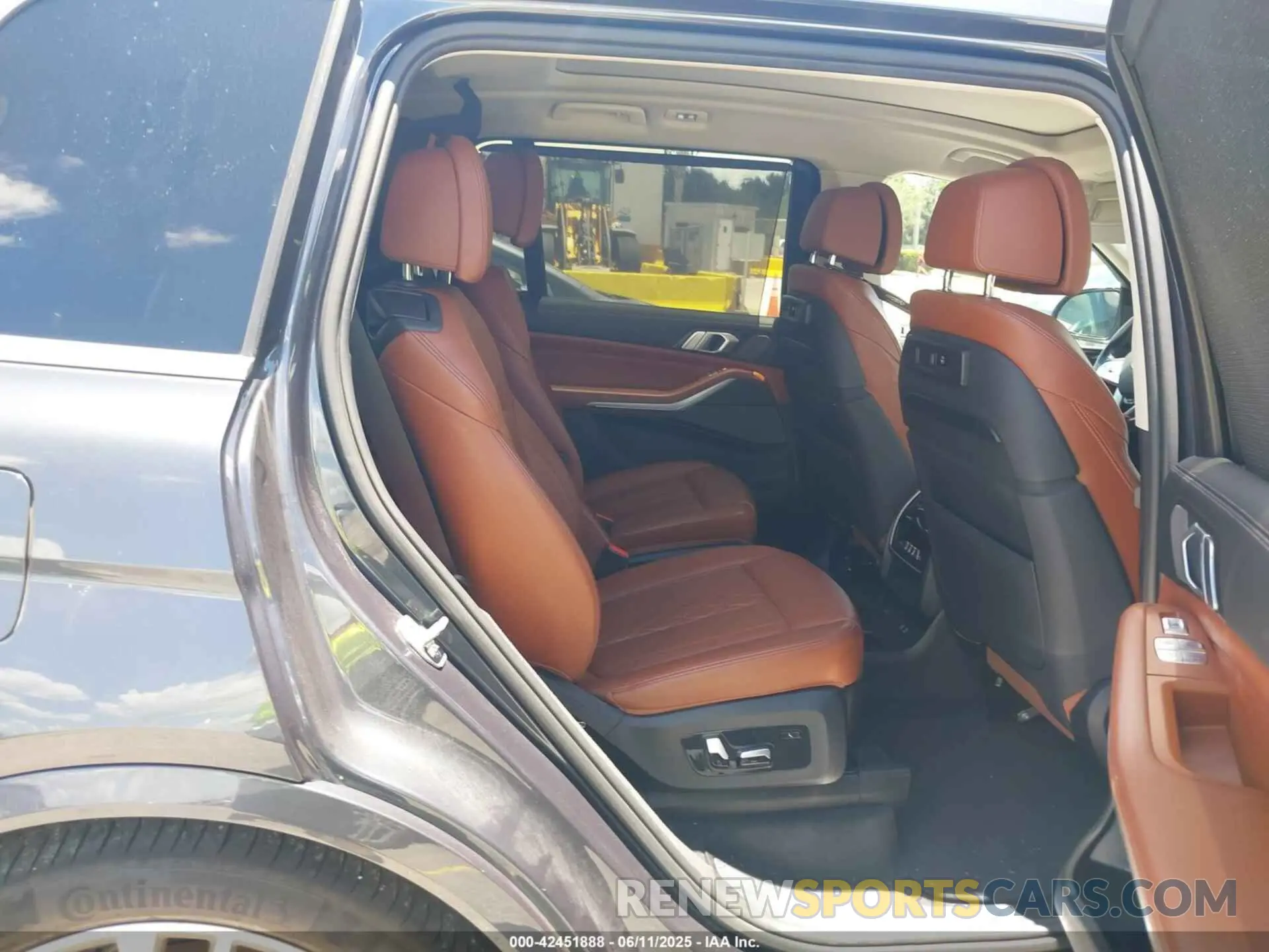 8 Photograph of a damaged car 5UXCW2C55KL082399 BMW X7 2019