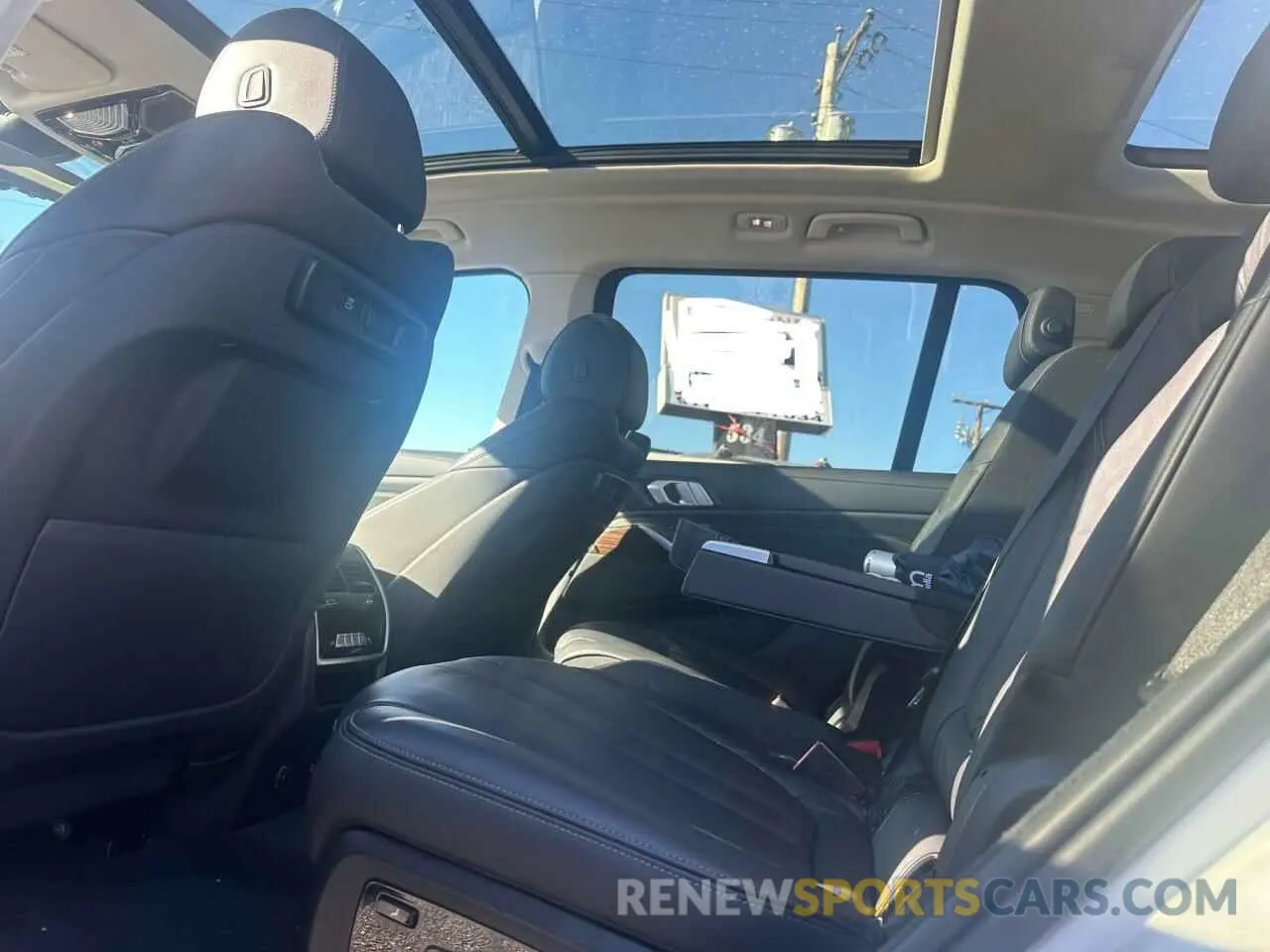 6 Photograph of a damaged car 5UXCW2C5XKLB43880 BMW X7 2019