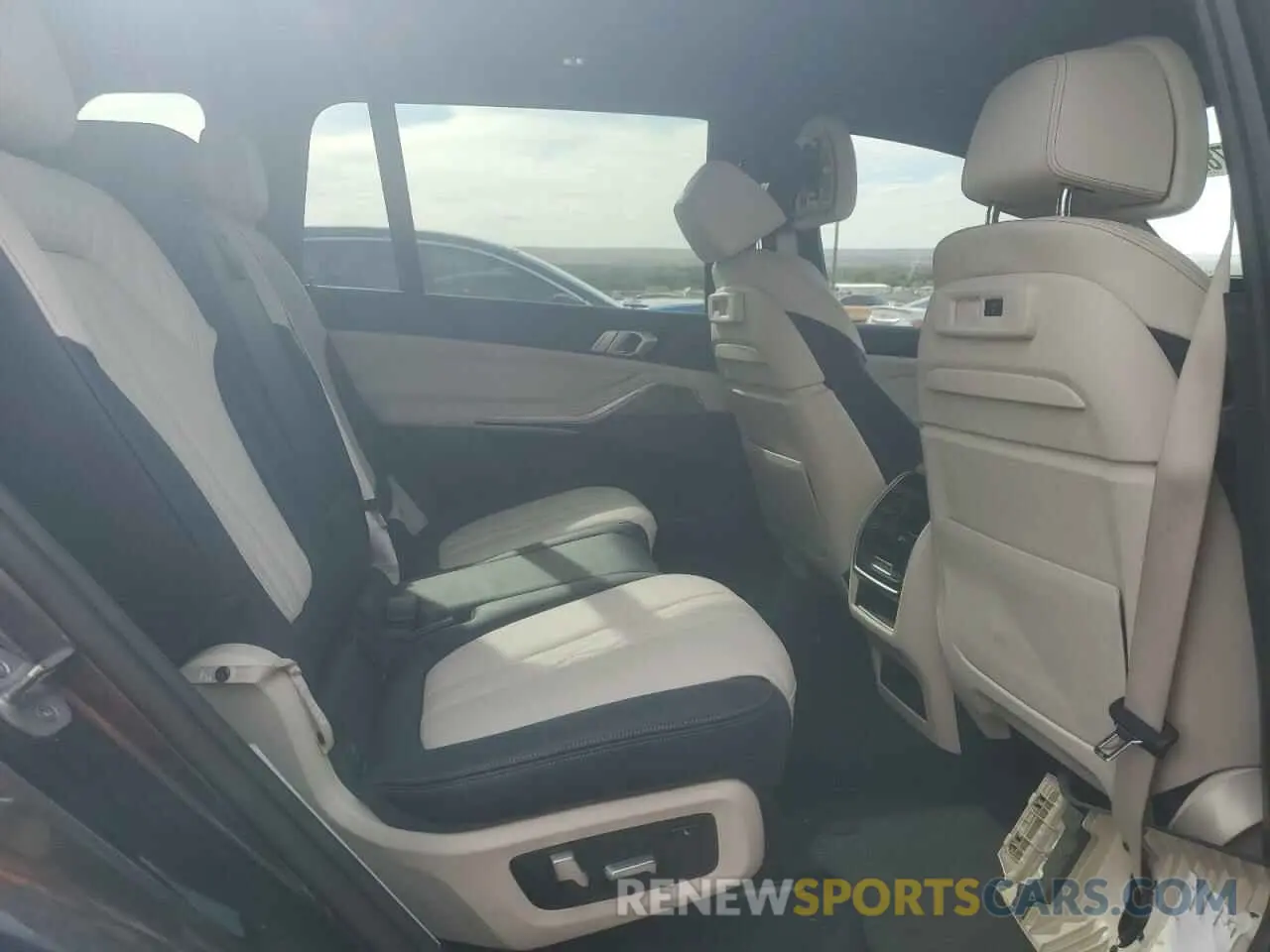 10 Photograph of a damaged car 5UXCX4C51KLB39757 BMW X7 2019