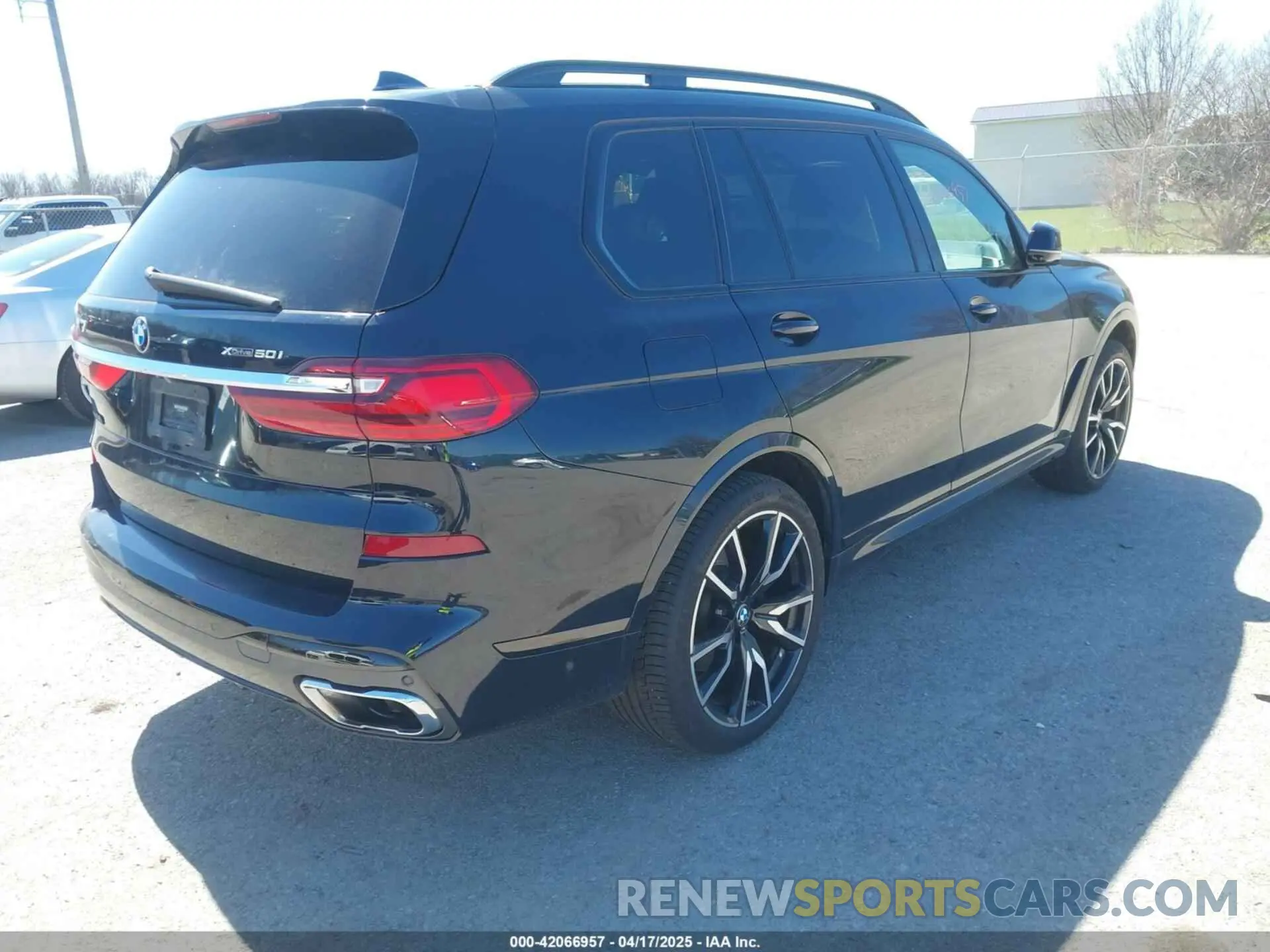 4 Photograph of a damaged car 5UXCX4C52KLS36334 BMW X7 2019