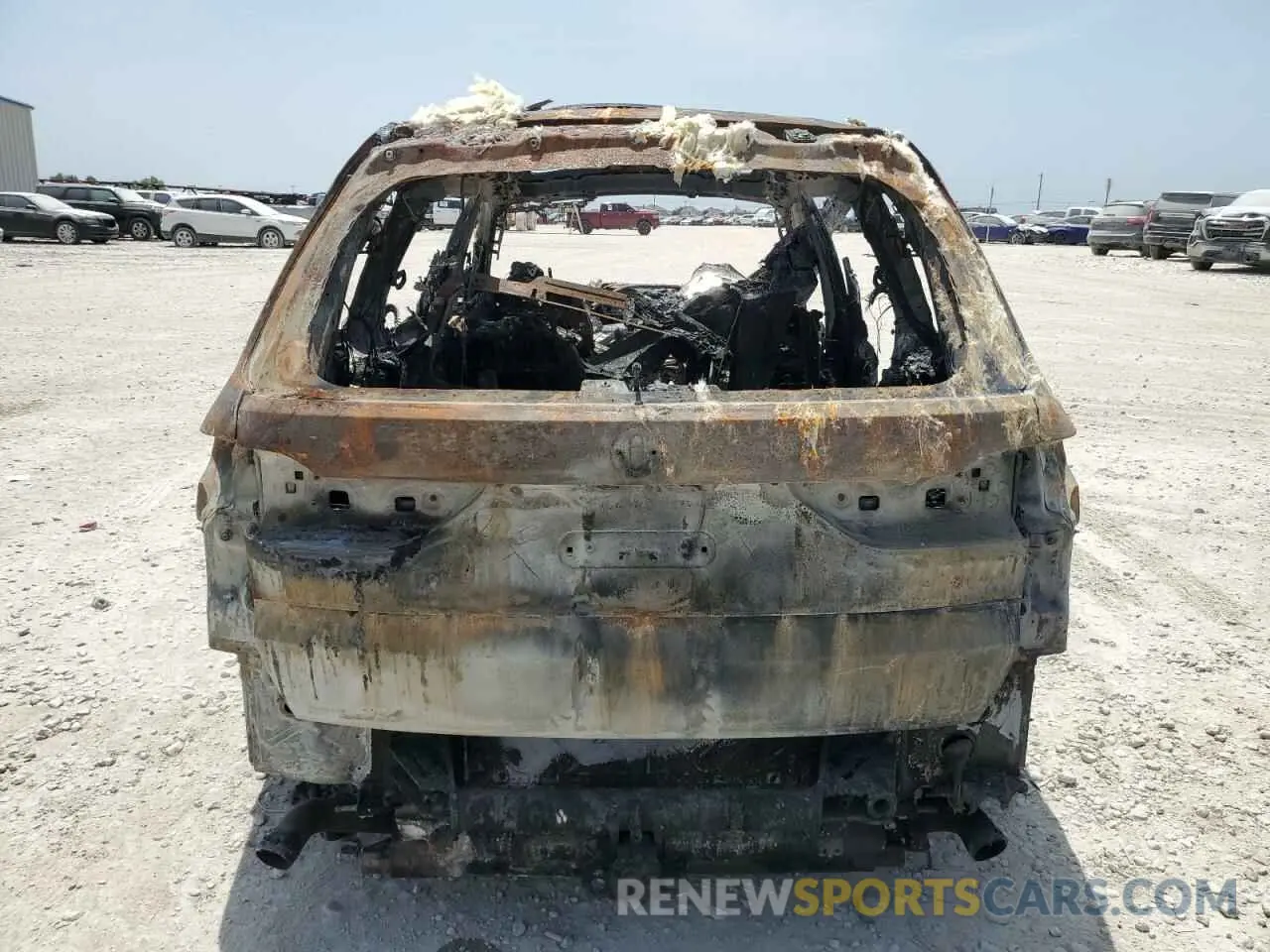 6 Photograph of a damaged car 5UXCW2C03L9C49557 BMW X7 2020