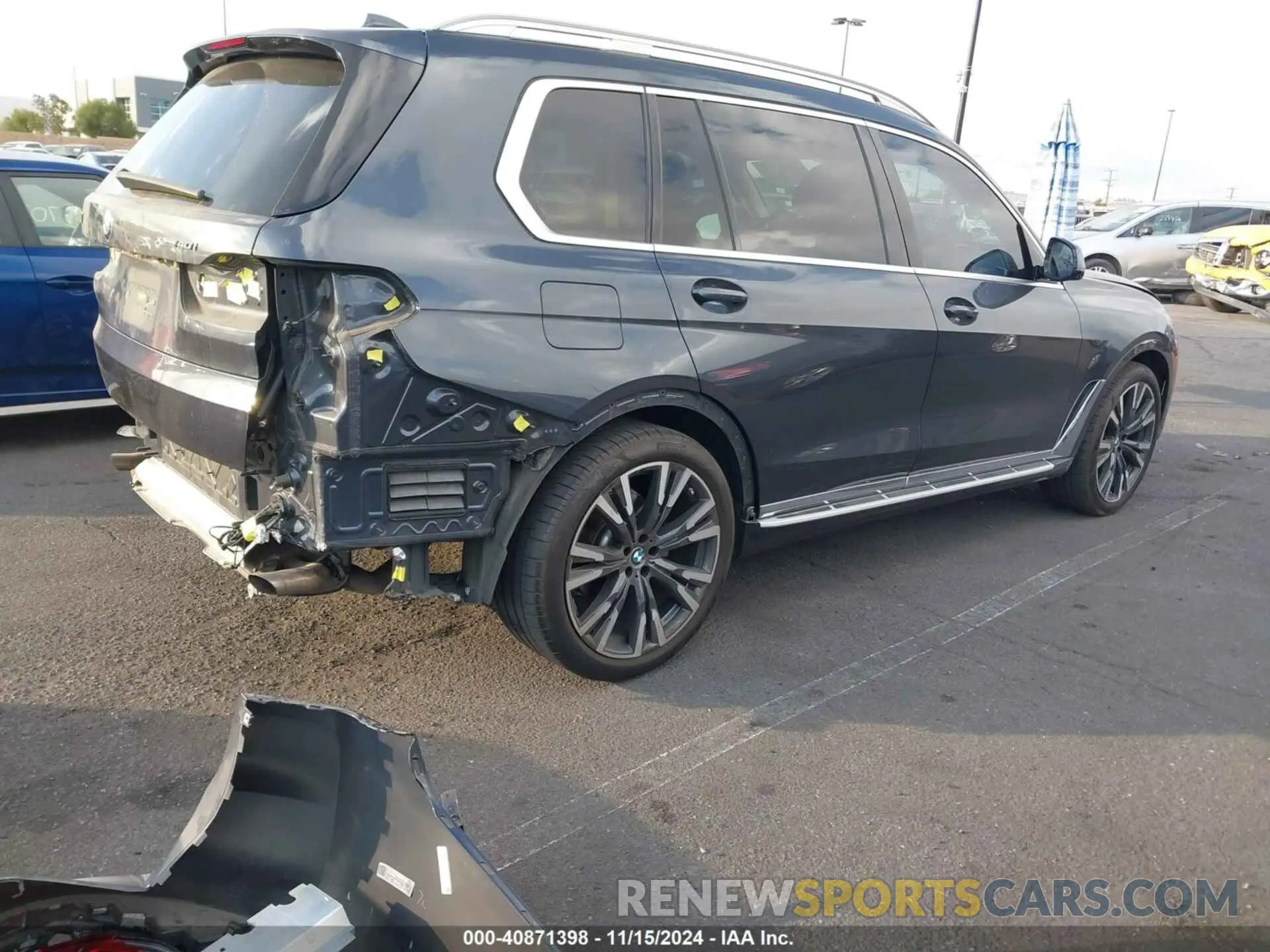 4 Photograph of a damaged car 5UXCW2C06L9B40803 BMW X7 2020