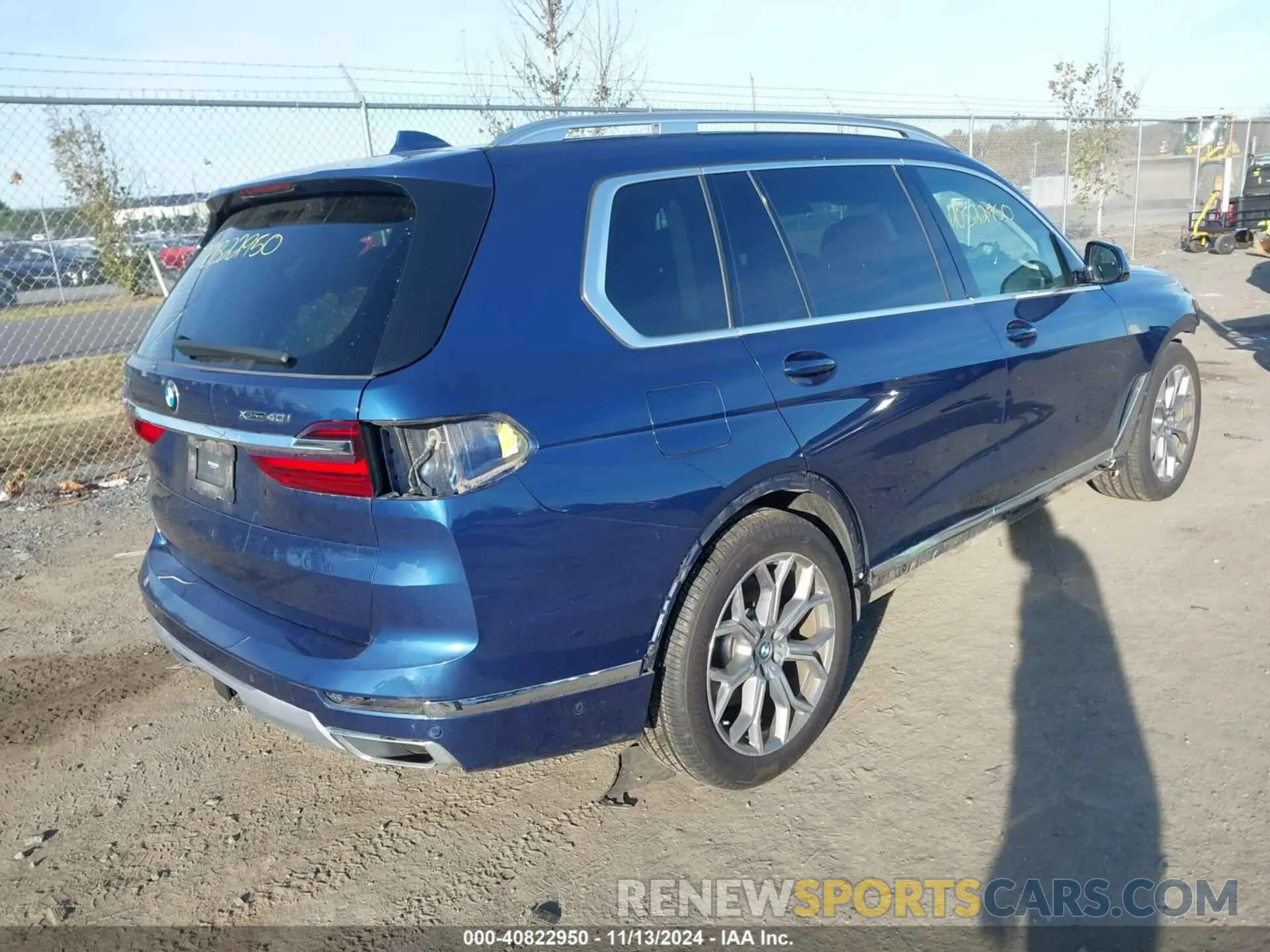 4 Photograph of a damaged car 5UXCW2C06L9C38374 BMW X7 2020