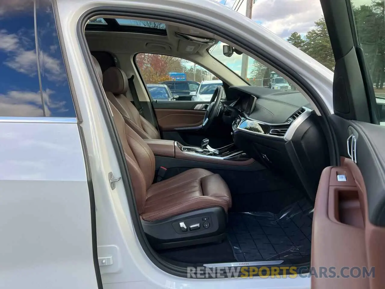 5 Photograph of a damaged car 5UXCW2C0XL9B89146 BMW X7 2020