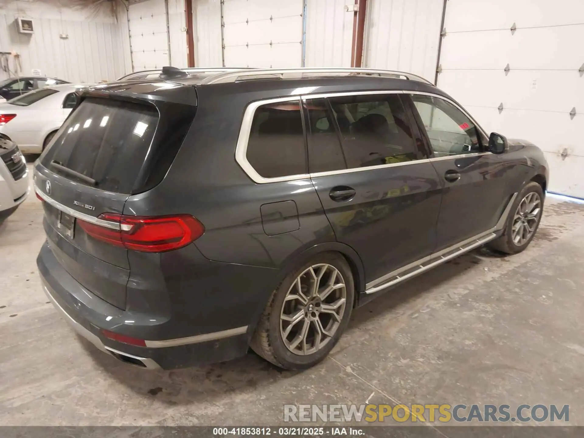 4 Photograph of a damaged car 5UXCX4C06L9B21158 BMW X7 2020