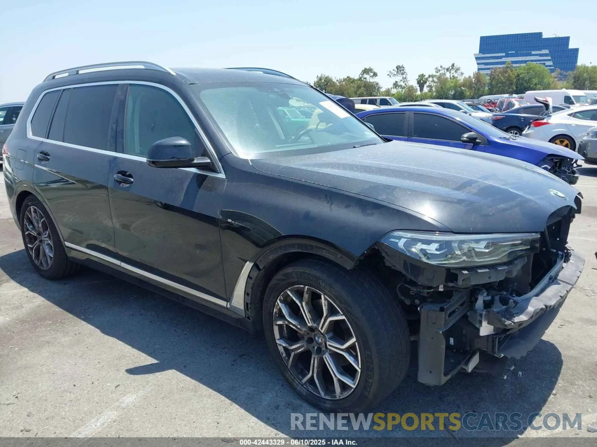 1 Photograph of a damaged car 5UXCW2C00M9H05046 BMW X7 2021