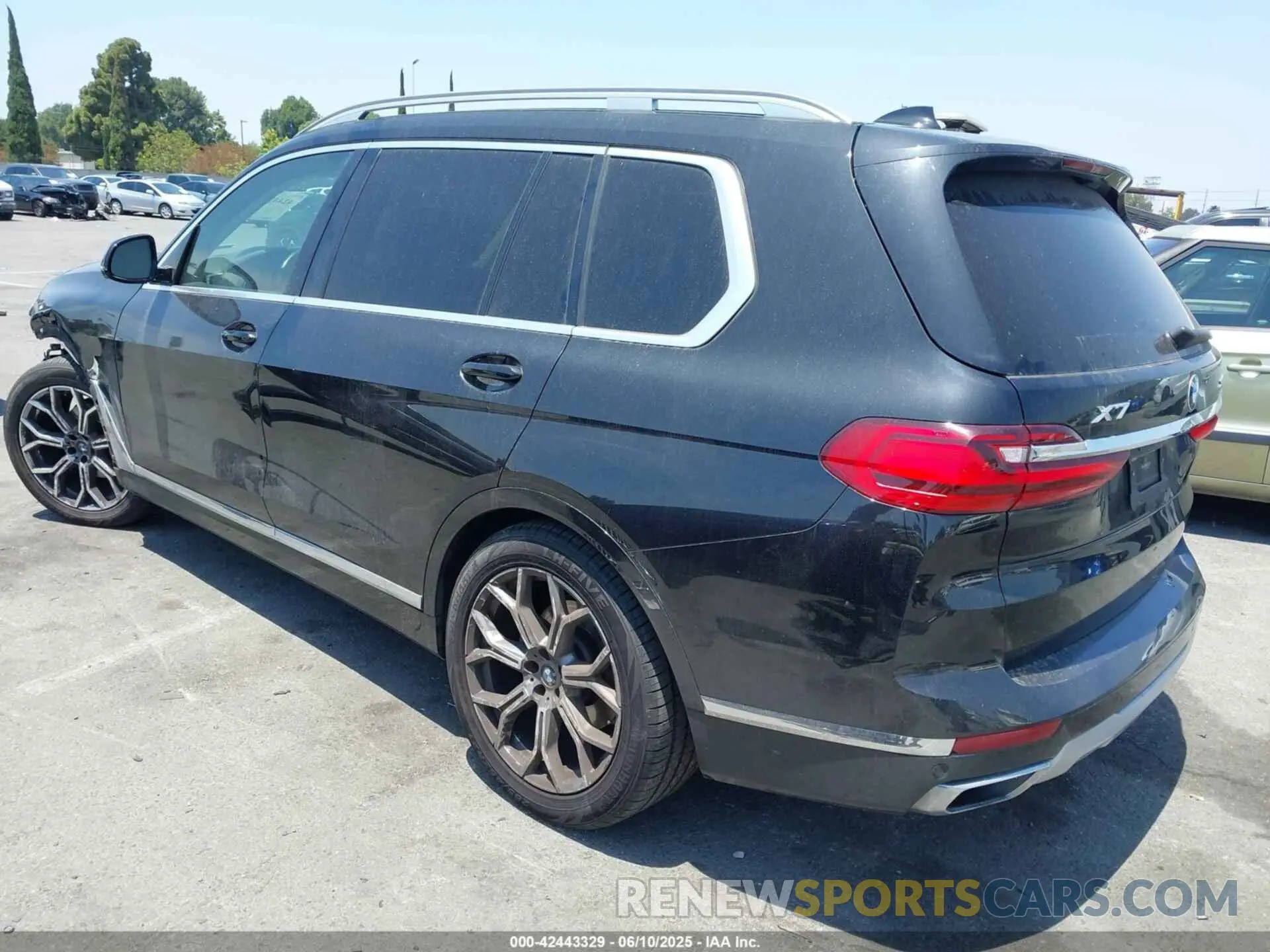 3 Photograph of a damaged car 5UXCW2C00M9H05046 BMW X7 2021