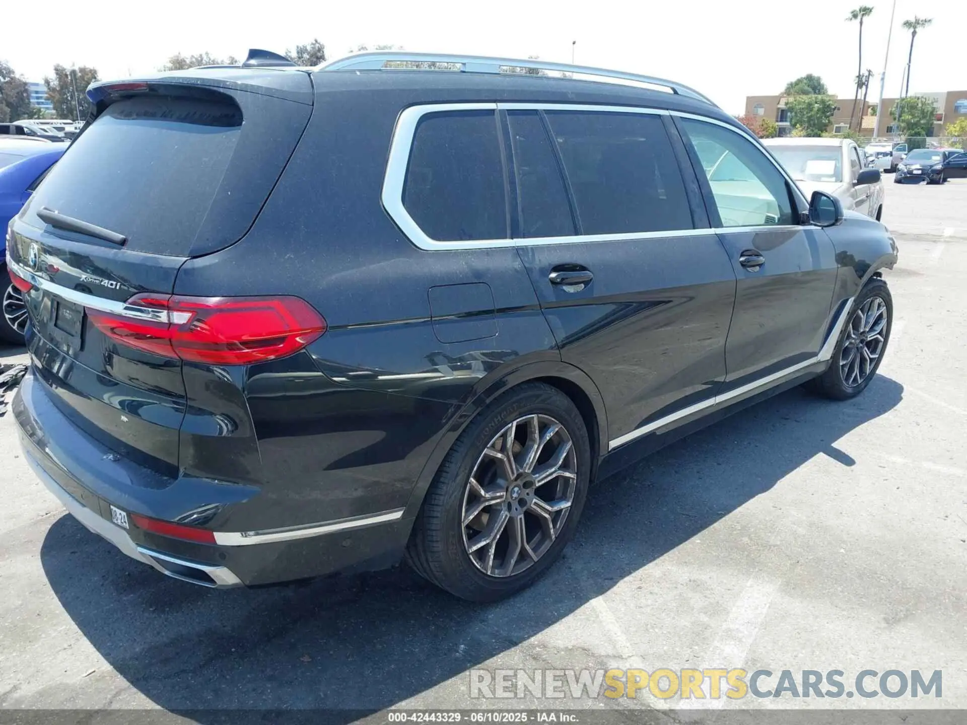 4 Photograph of a damaged car 5UXCW2C00M9H05046 BMW X7 2021