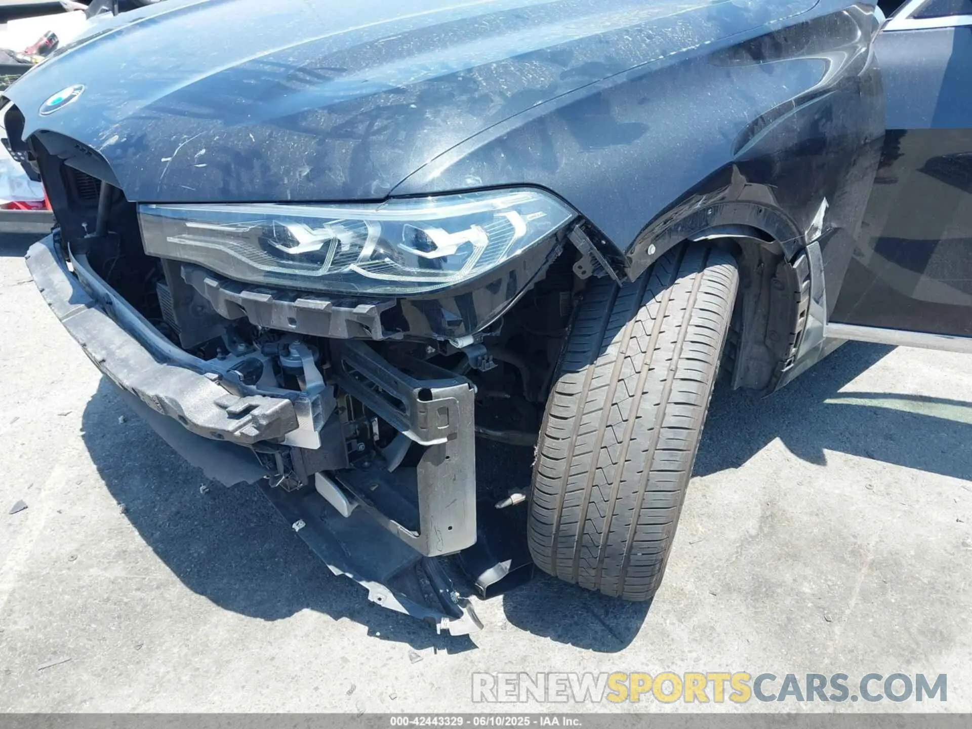 6 Photograph of a damaged car 5UXCW2C00M9H05046 BMW X7 2021