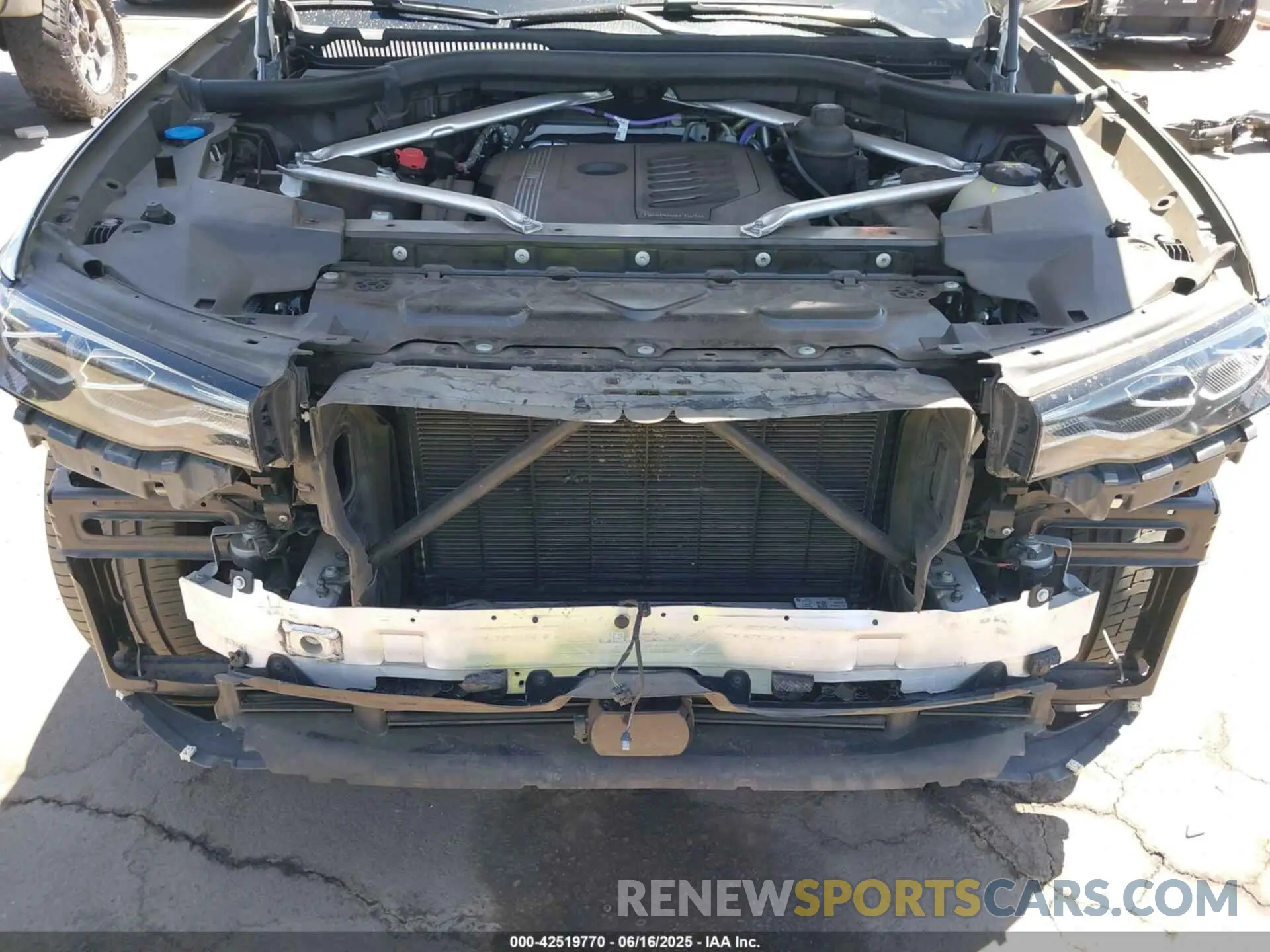 10 Photograph of a damaged car 5UXCW2C04M9E25551 BMW X7 2021
