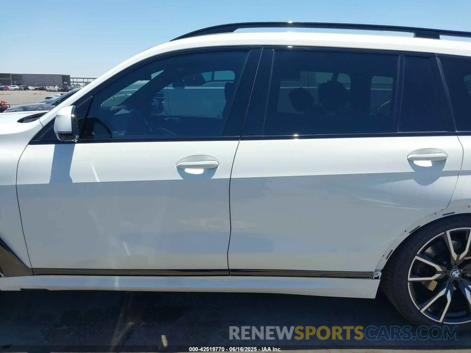 15 Photograph of a damaged car 5UXCW2C04M9E25551 BMW X7 2021