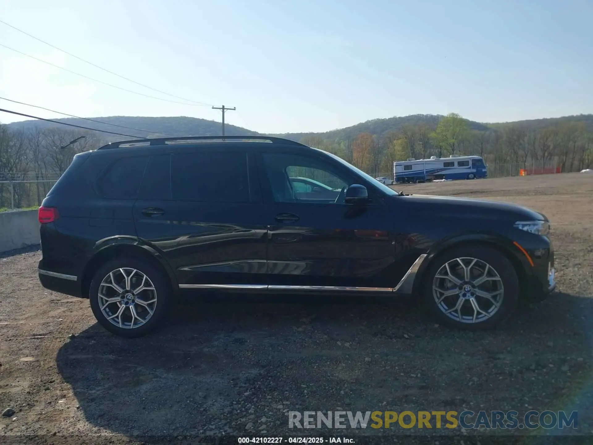 13 Photograph of a damaged car 5UXCW2C06M9F51894 BMW X7 2021