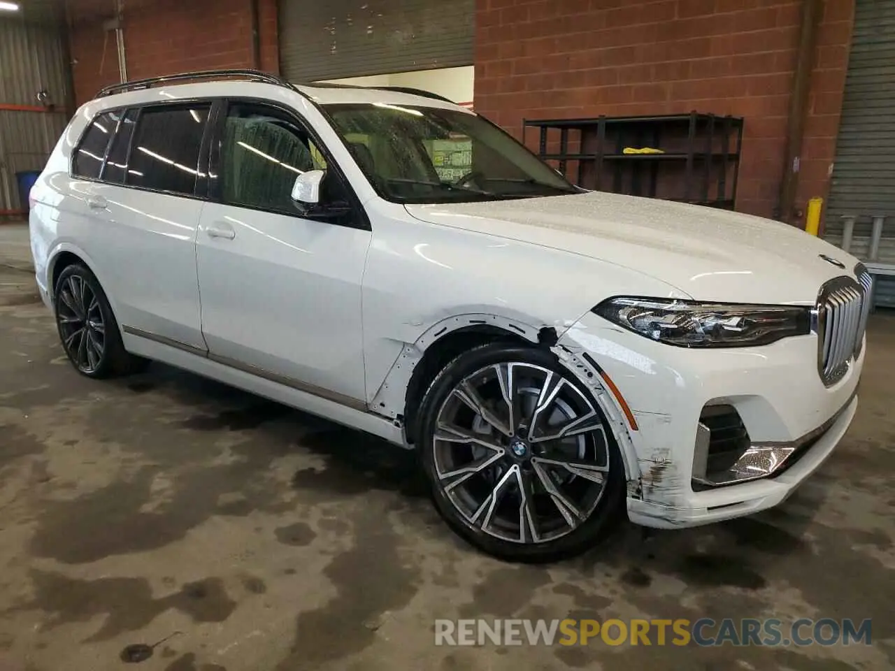 4 Photograph of a damaged car 5UXCW2C07M9G16168 BMW X7 2021